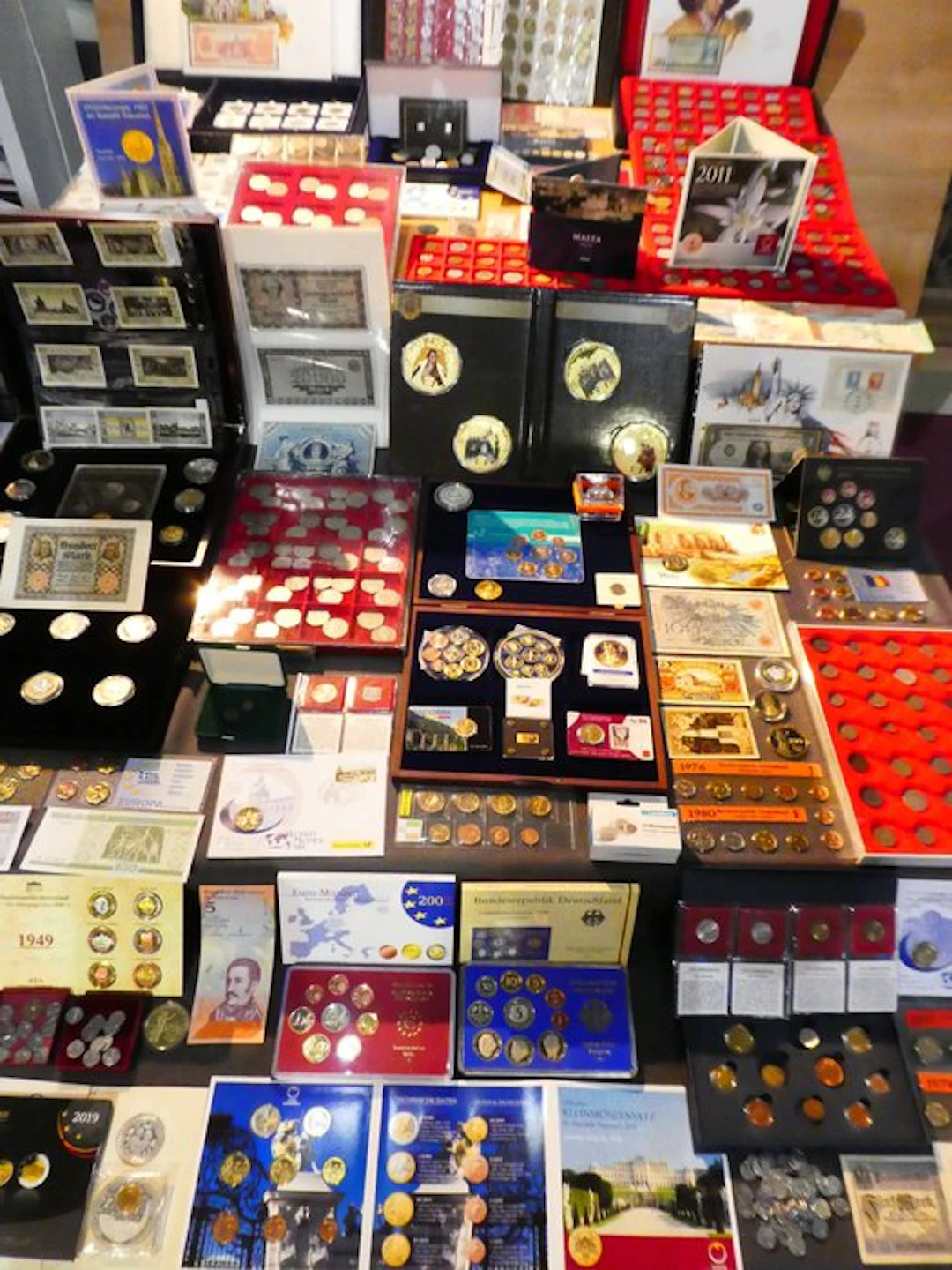 World. Collection of coins/banknote/medals/euro inkl
