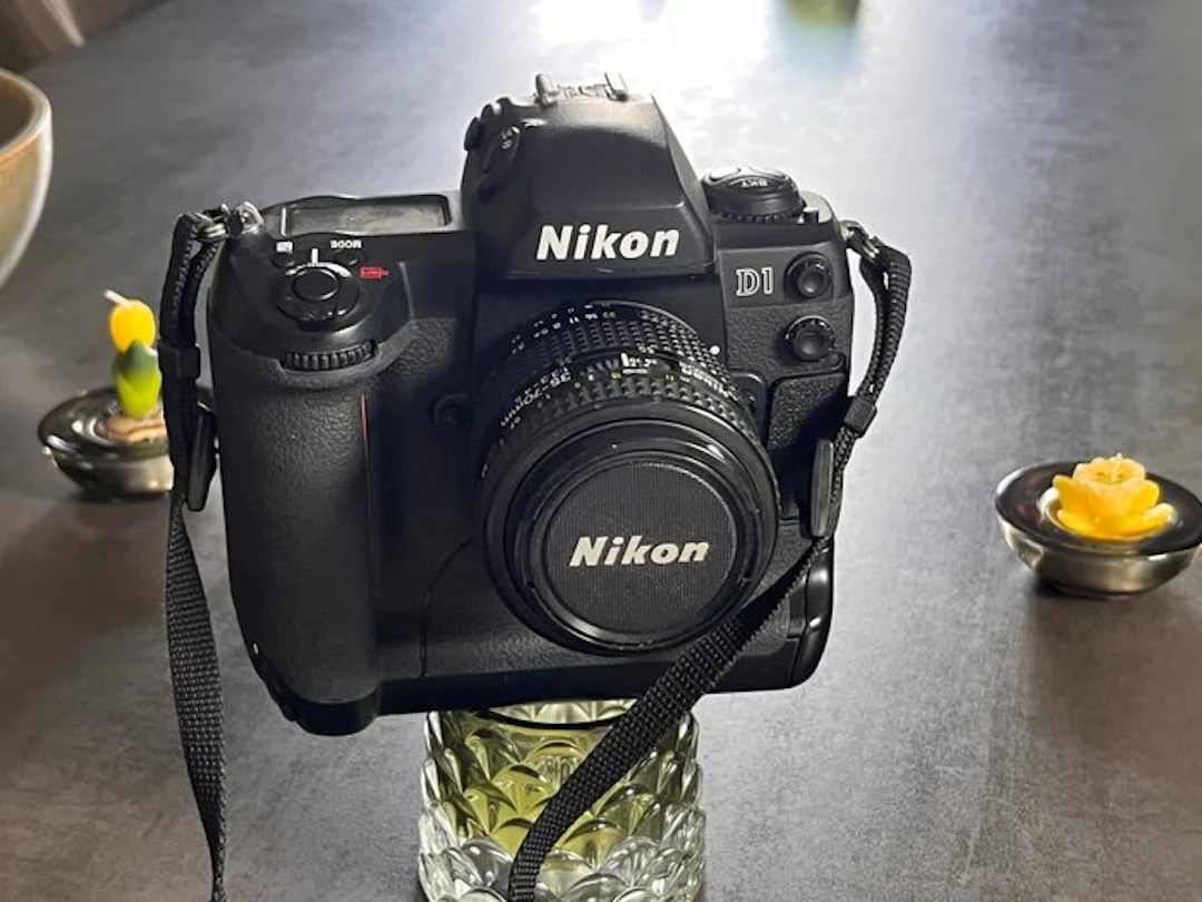 Nikon D1 + Nikon charger + 3 Nikon batteries + camerariem + lens