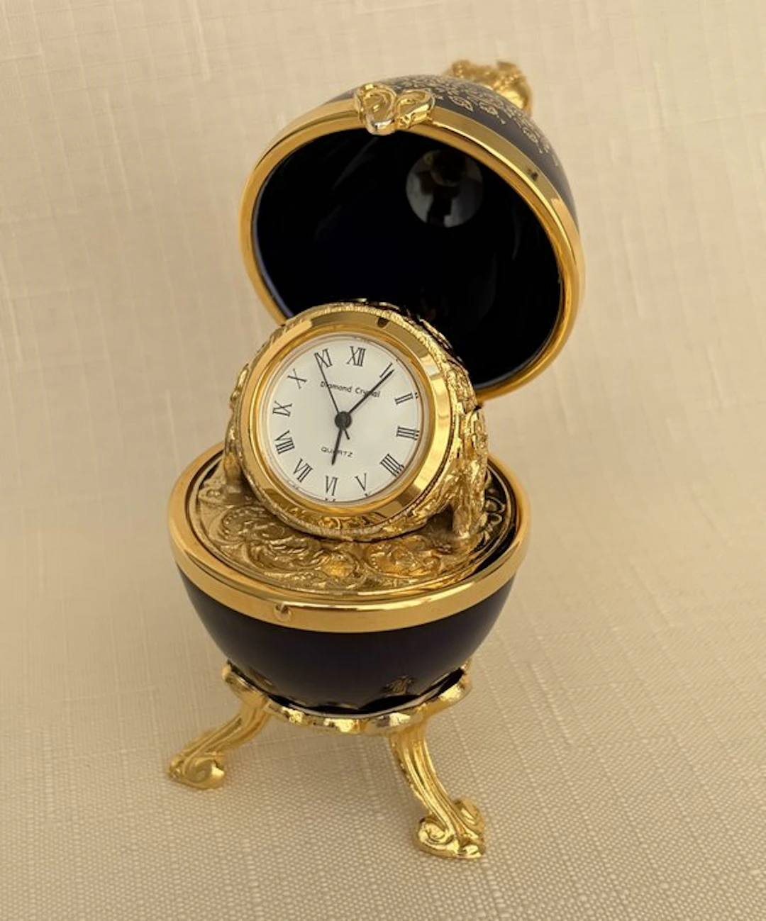Watch in a collector's egg. - Porcelain - 1990-2000 - Egg in Romanov style