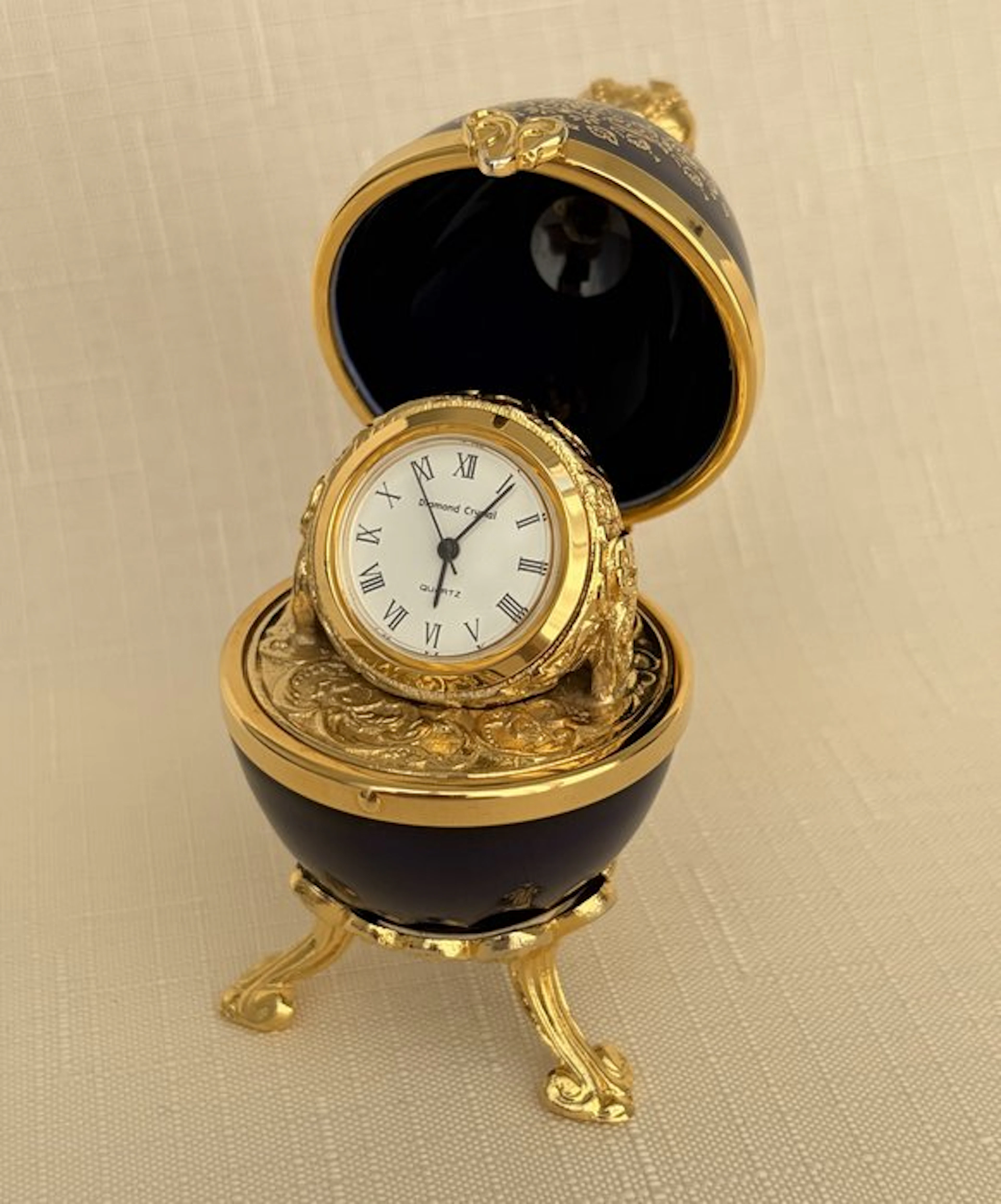 Watch in a collector's egg. - Porcelain - 1990-2000 - Egg in Romanov style