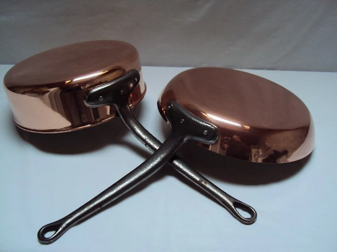 1 Grande casserole et 1 grande poêle à frire...