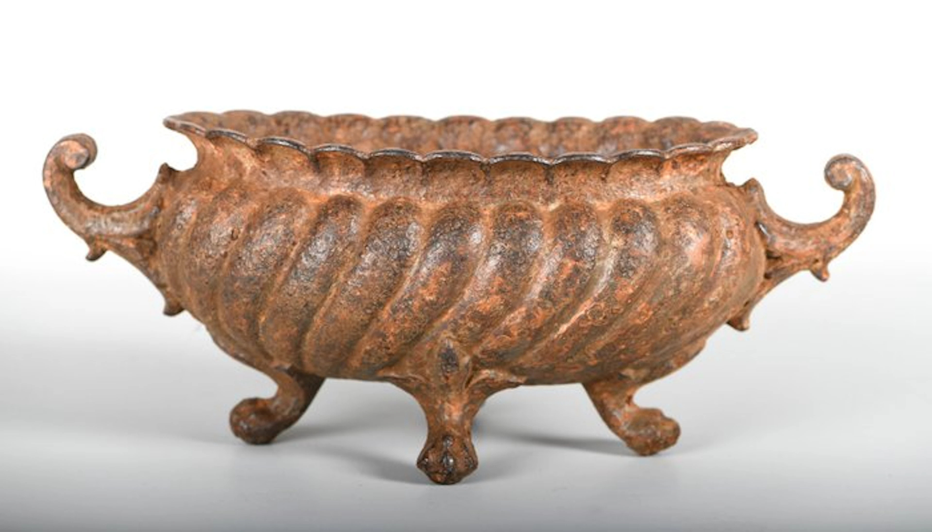 Antieke gietijzeren jardinière / plantenbak in neo-barokstijl