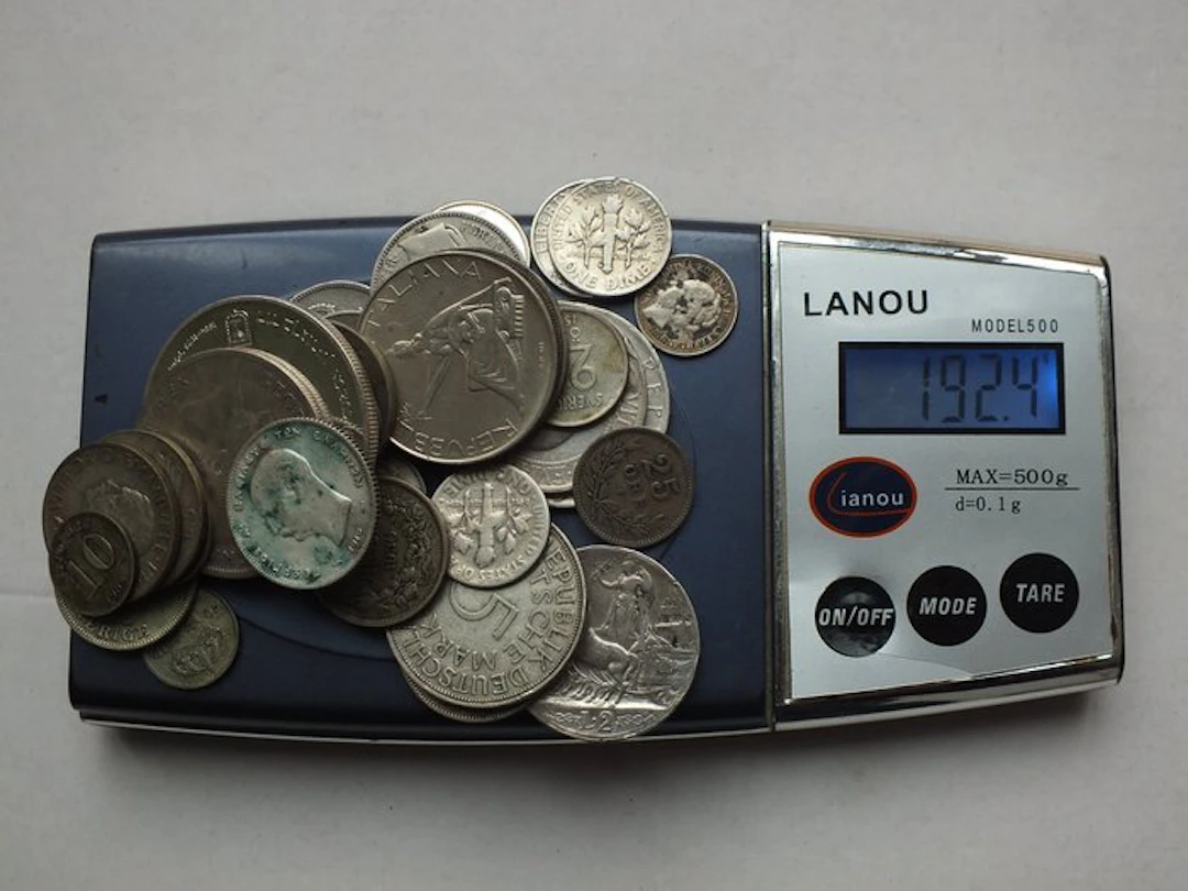 World. lotto di 35 monete tutte in argento x un peso di...