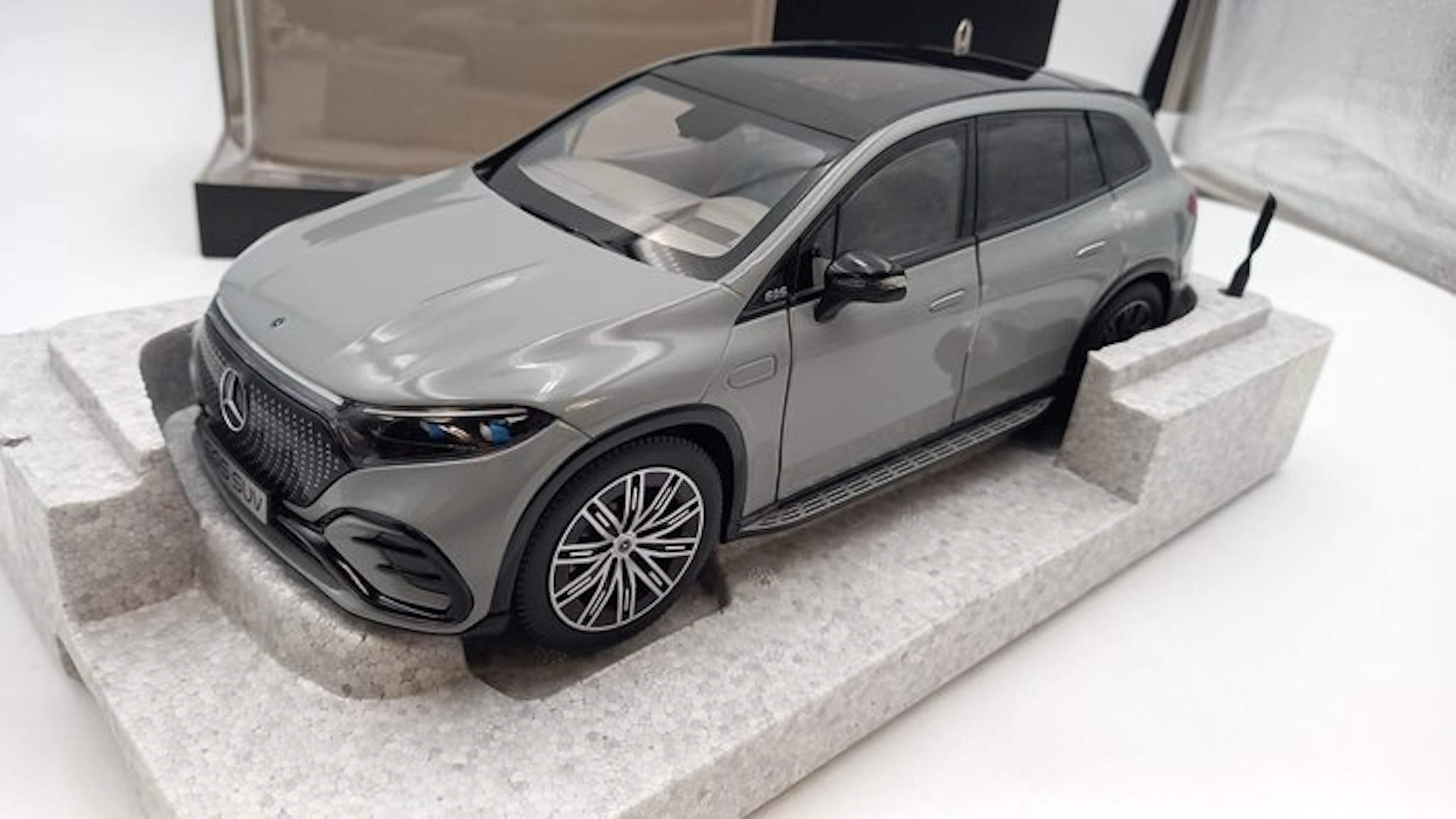 NZG 1:18 - Model car - Mercedes EQS SUV - (cod.Y7)