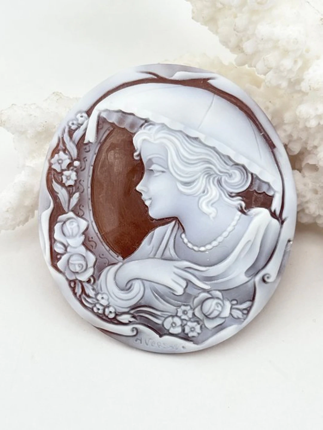 Cassis madagascariensis - Cameo - Hand-carved cameo
