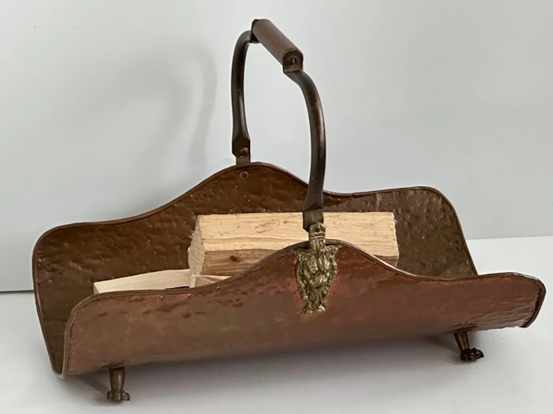 Antieke Koperen Houtmand met decoratieve leeuwenkop details en een handvat