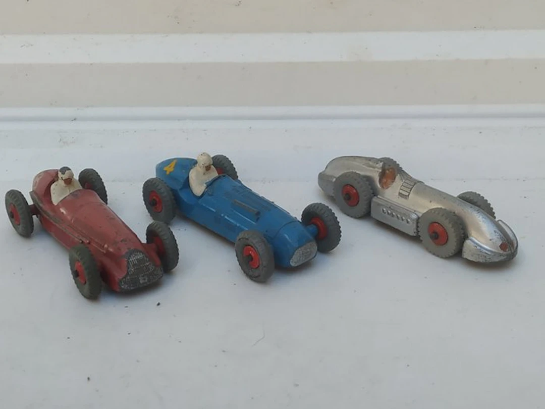 Dinky Toys 1:48 - Model race car (3) - First Original...
