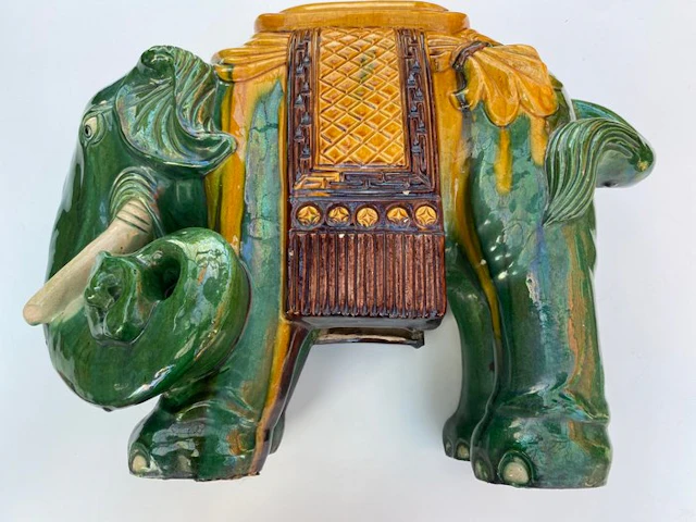 Figurine - Geglazuurde olifantenstoel - Earthenware, Enamel