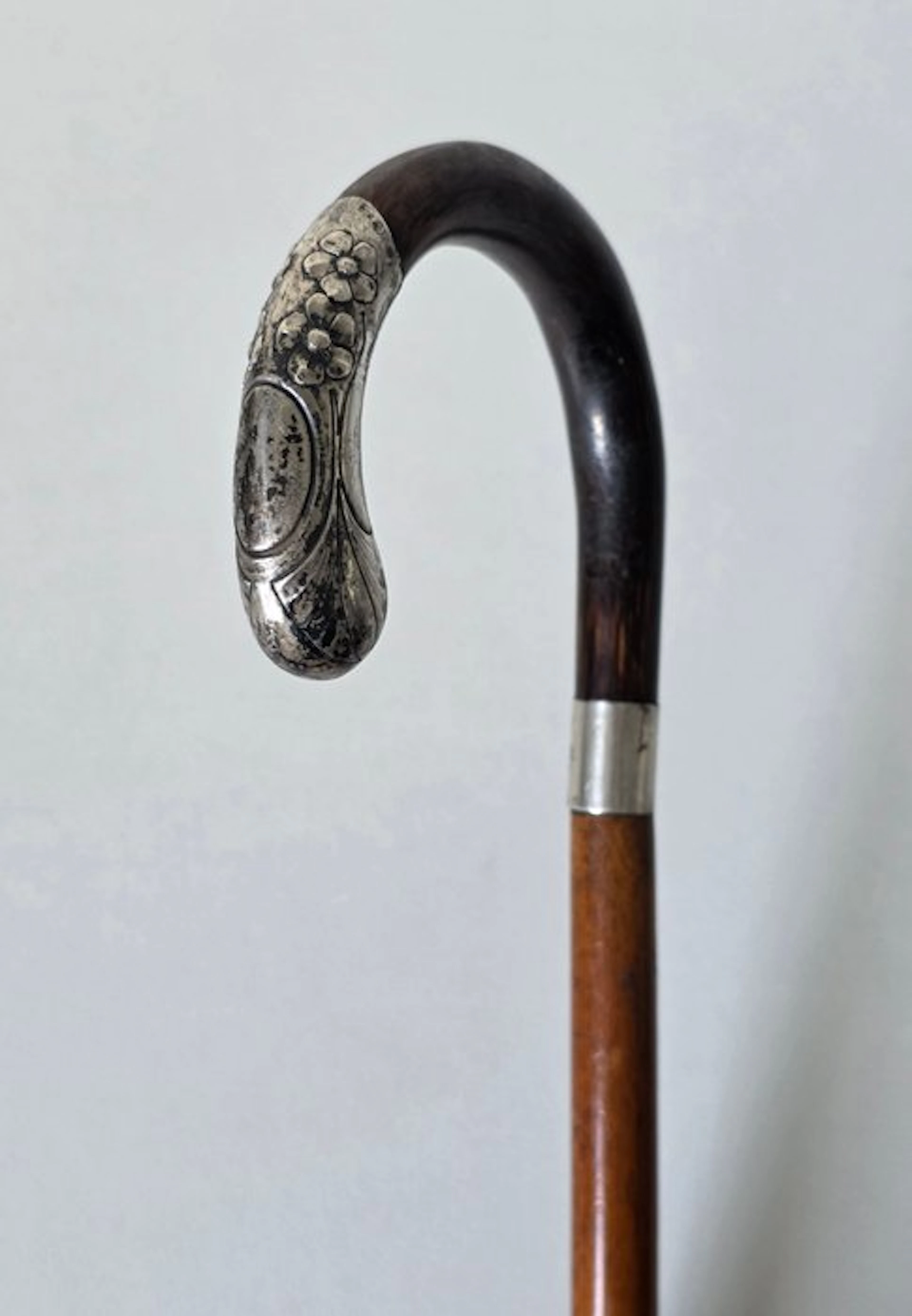 Antieke Art Nouveau wandelstok met florale zilveren greep – ca
