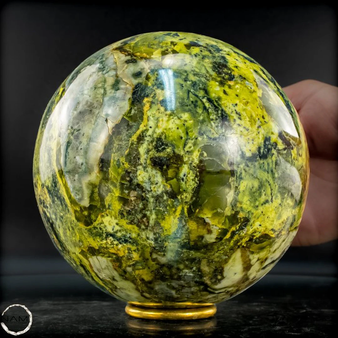 Natural serpentine sphere – harmonious interplay of earth-green and