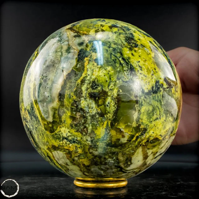 Natural serpentine sphere – harmonious interplay of earth-green and