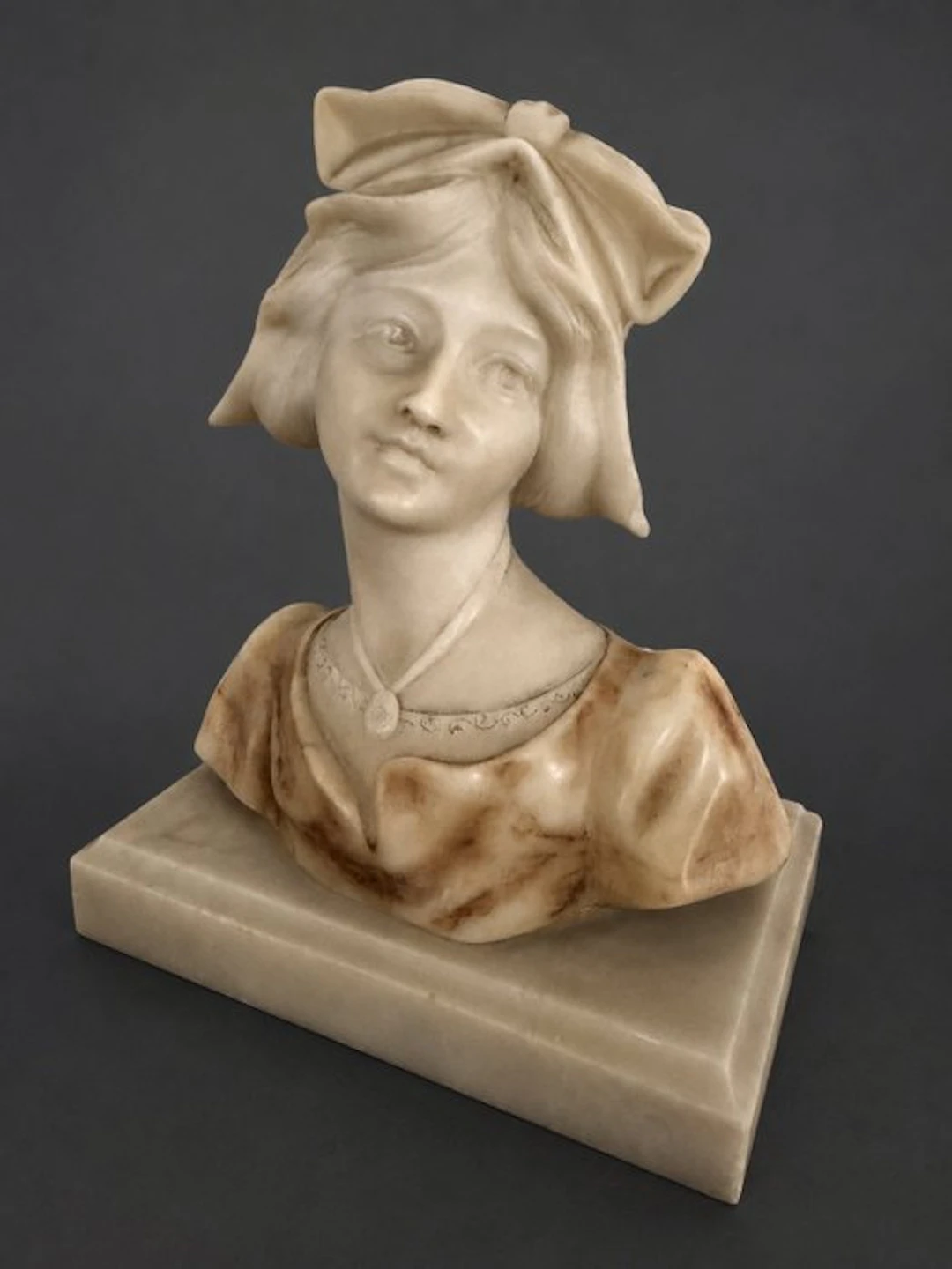 Bust, Buste van een jonge vrouw - 17 cm - Alabaster