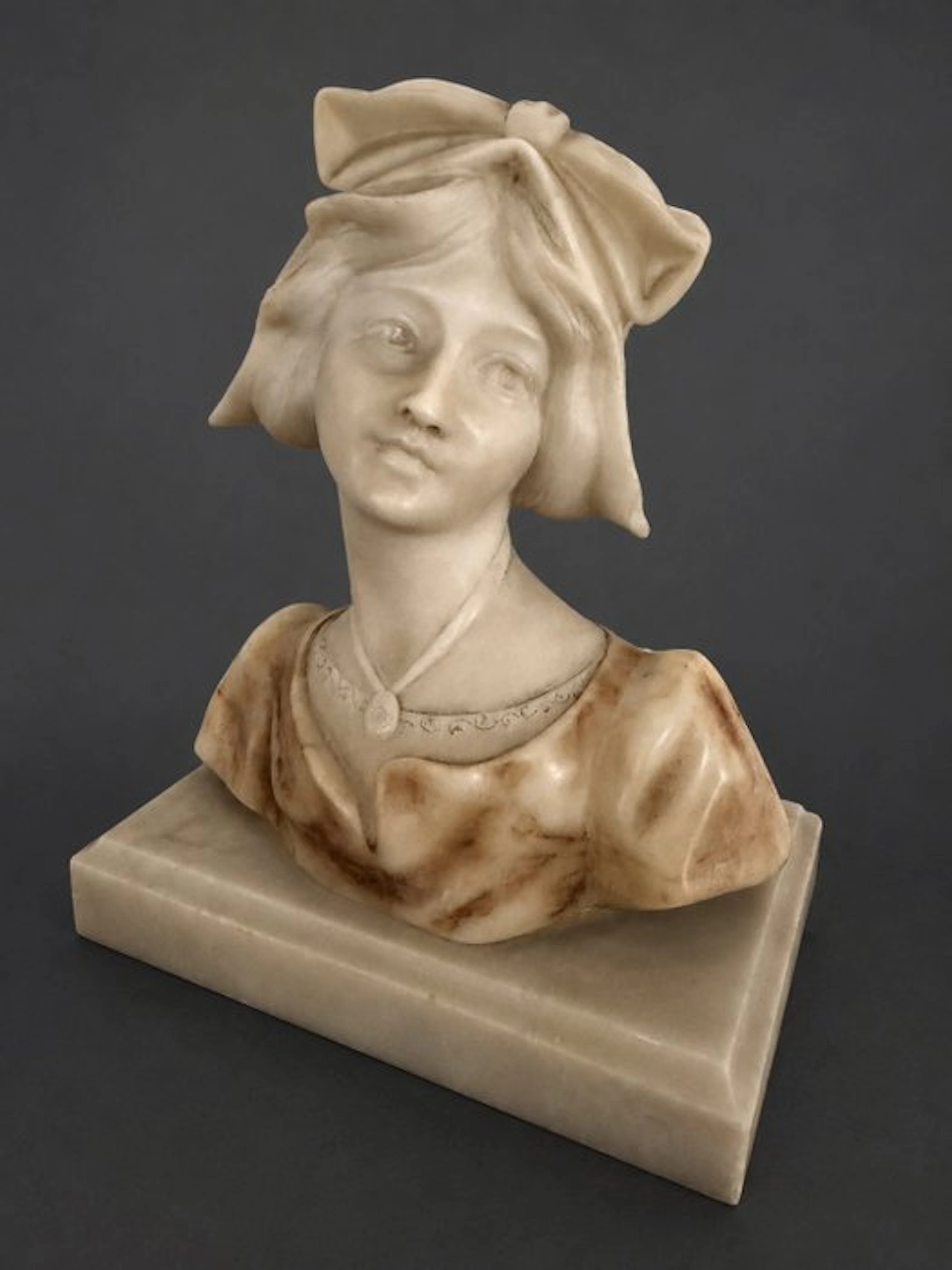 Bust, Buste van een jonge vrouw - 17 cm - Alabaster