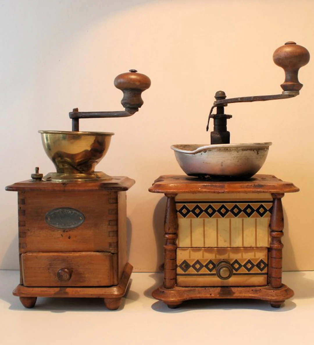 Coffee grinder (2) - Wood, Brass, Metal - 2 antique coffee grinders