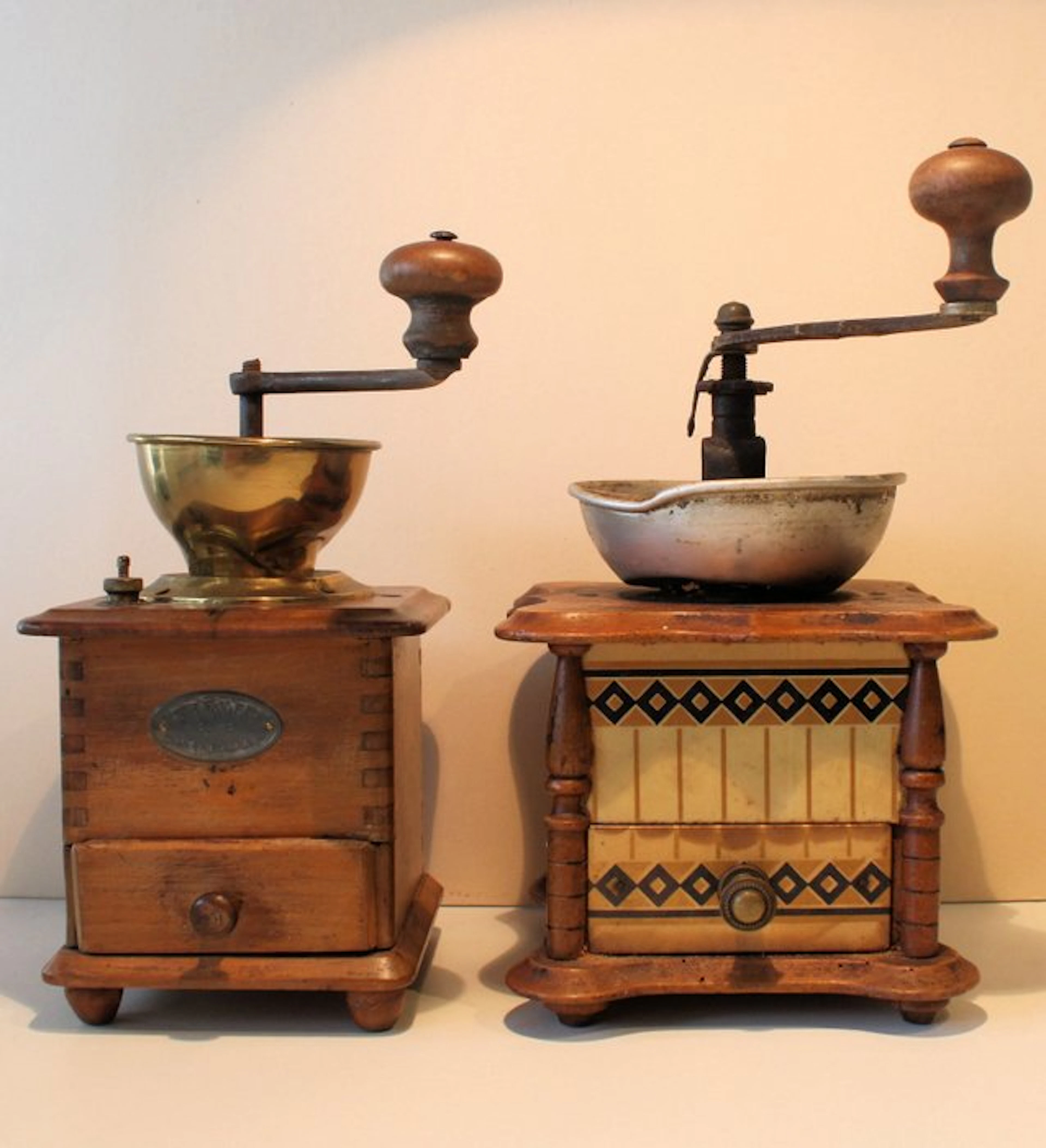 Coffee grinder (2) - Wood, Brass, Metal - 2 antique coffee grinders