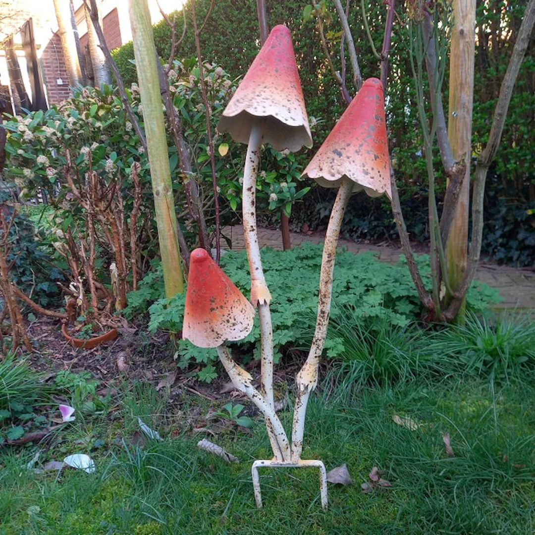 Sculpture, "Decorative Garden Picker, Mushrooms" - 67 cm - Iron