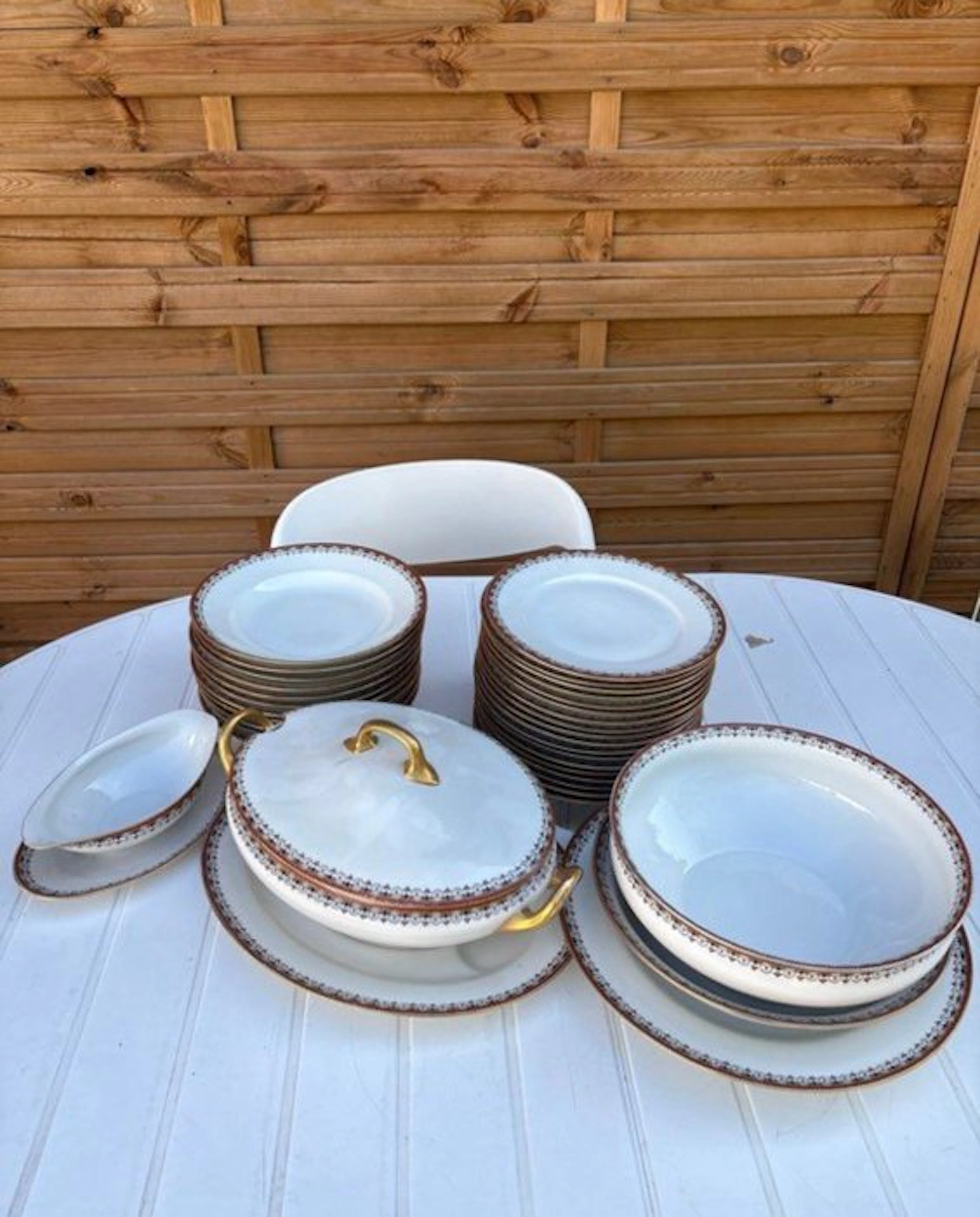 Limoges - Dinner set for 12 (28) - Porcelain, Gold plated