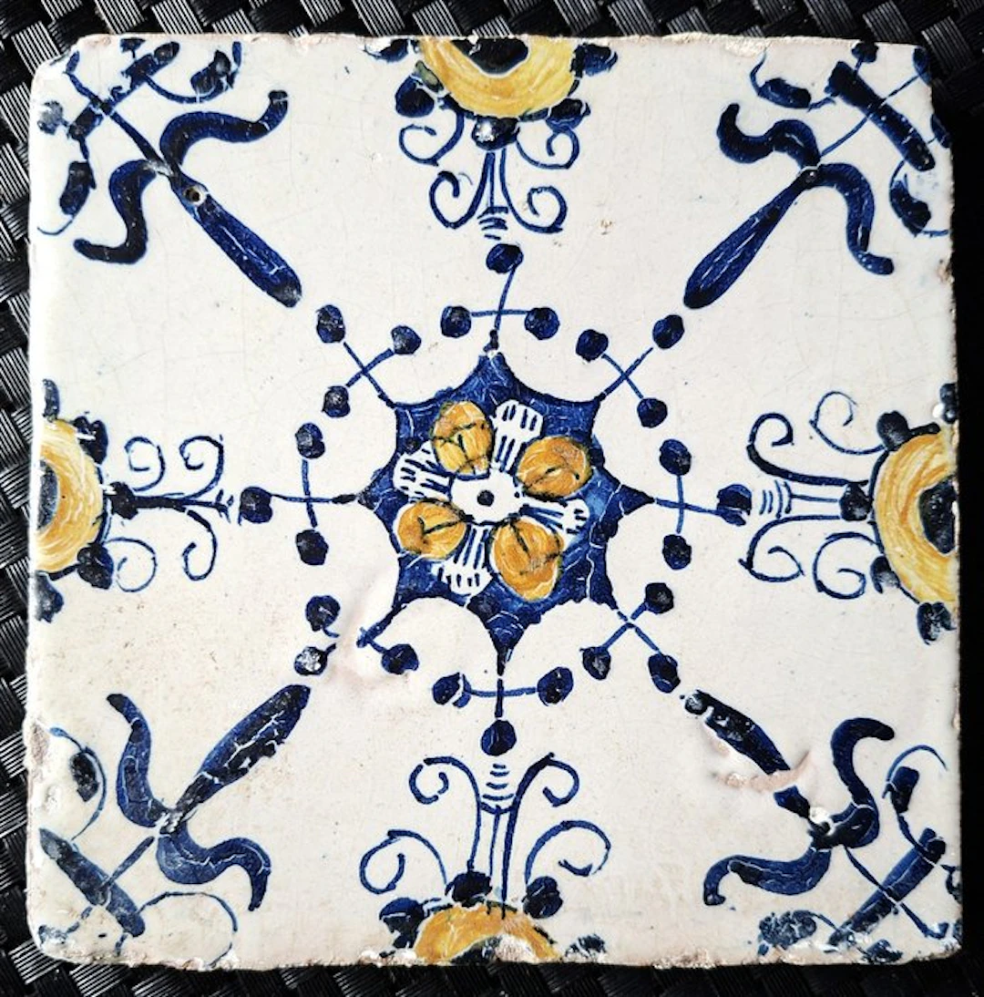 Tile - Antique tile with an ornament tile, the so-called Haarlemmer.