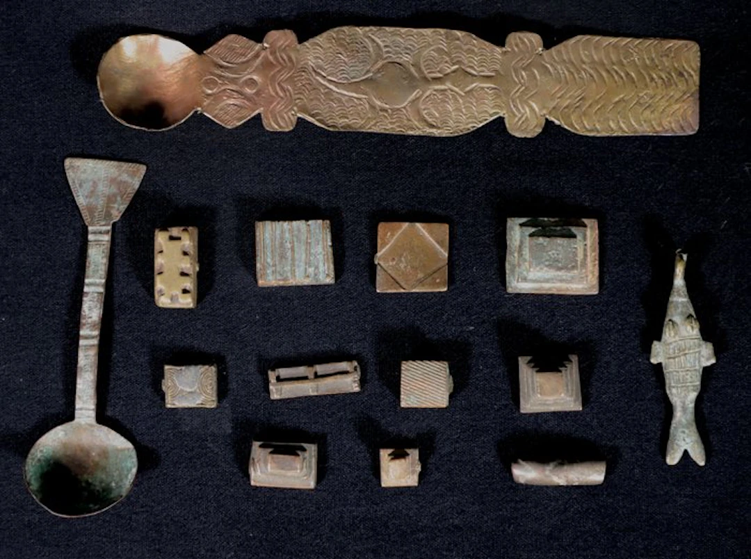 Figure - Set of 12 Antique Akan Goldweights + 2 Spoons...