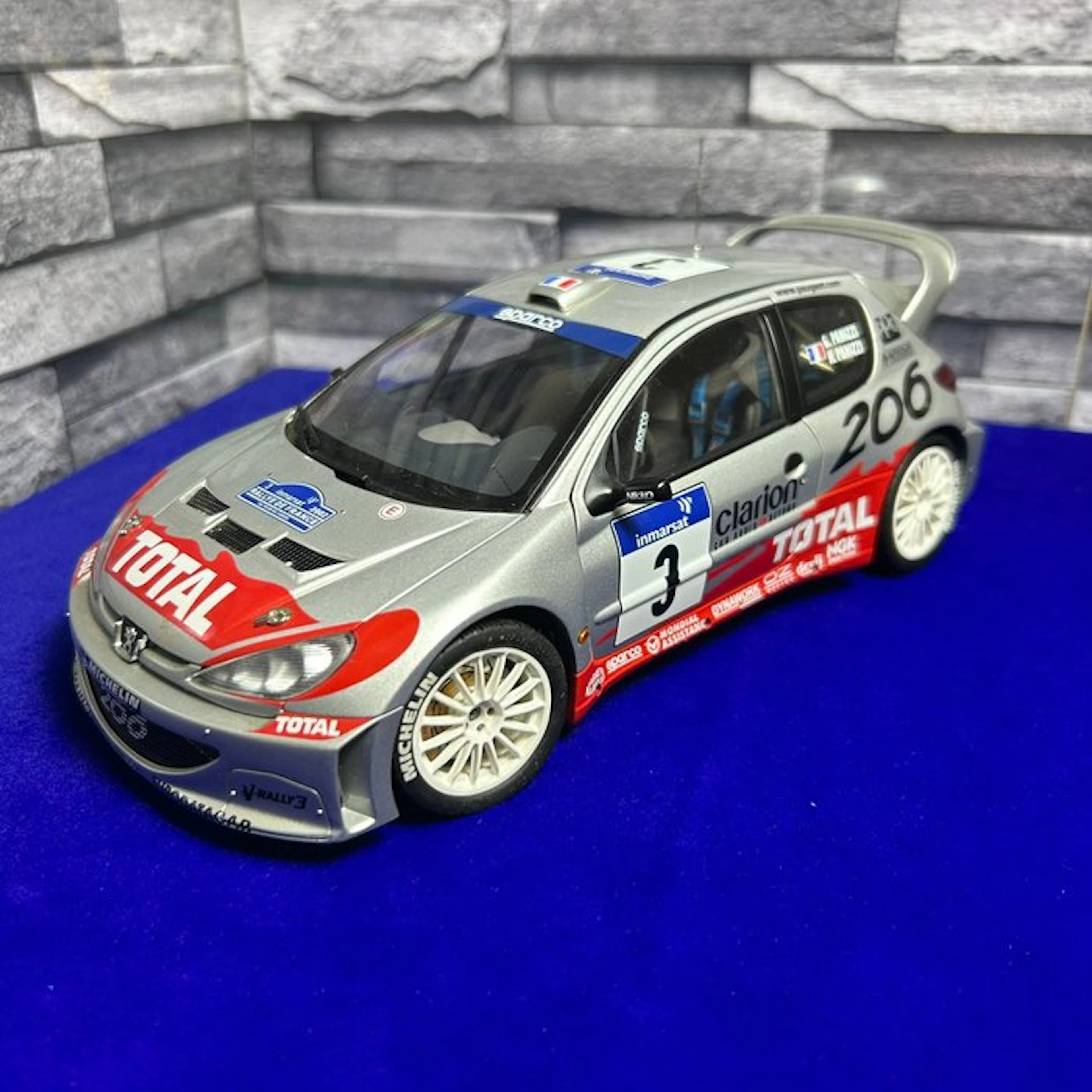 Autoart 1:18 - Model race car - AUTOart Racing Division...