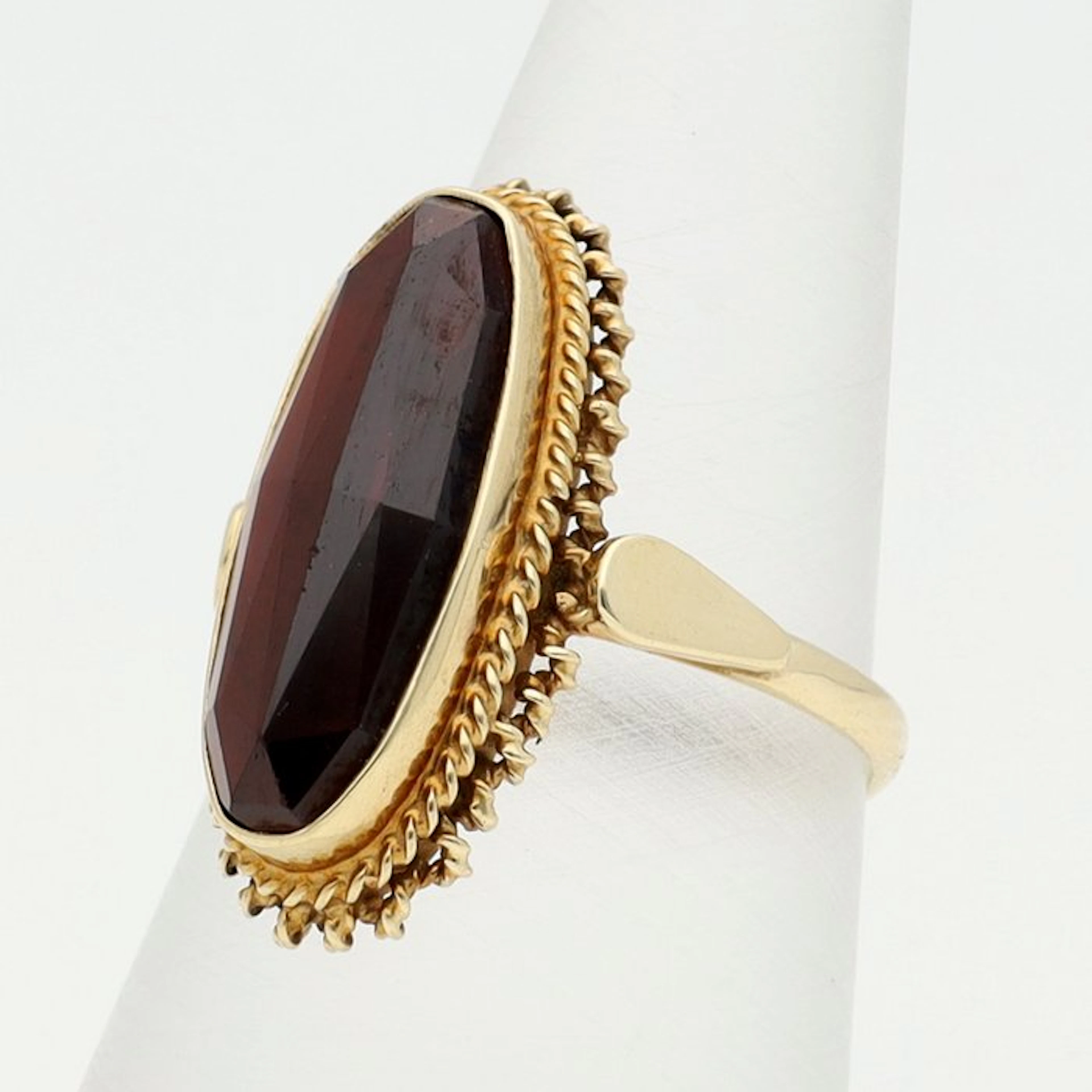 Ring - 14 kt. Yellow gold Garnet