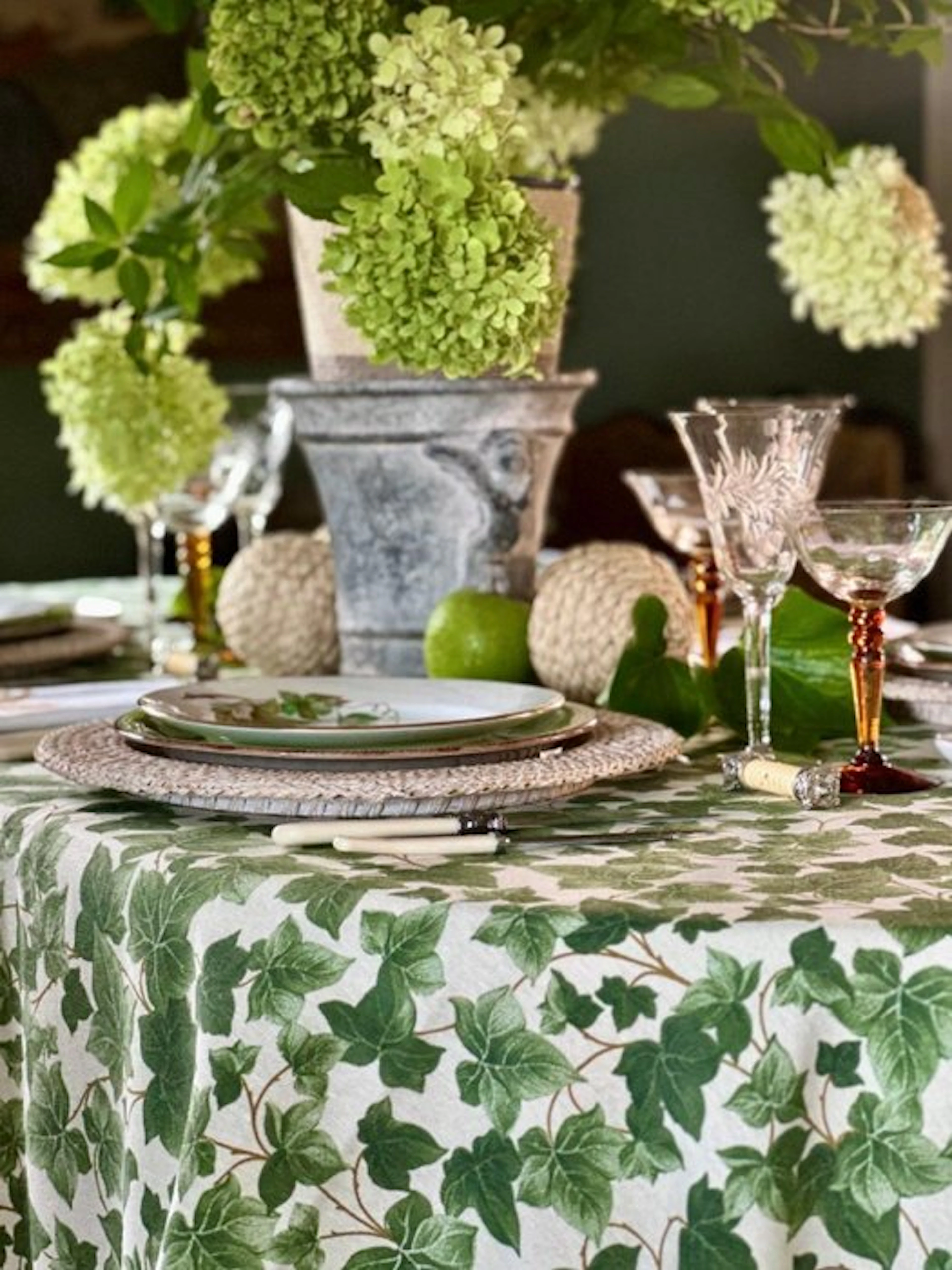 Botanical-printed tablecloth for large tables