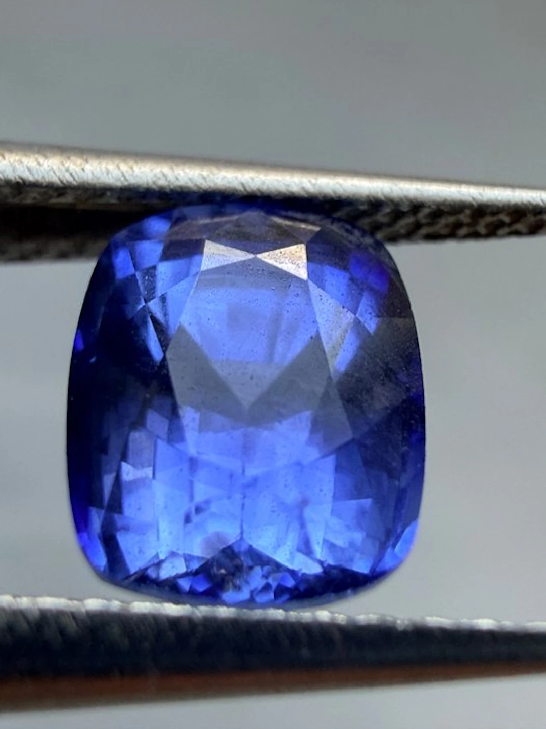 Blue Sapphire - 1.81 ct - Antwerp Laboratory for Gemstone...