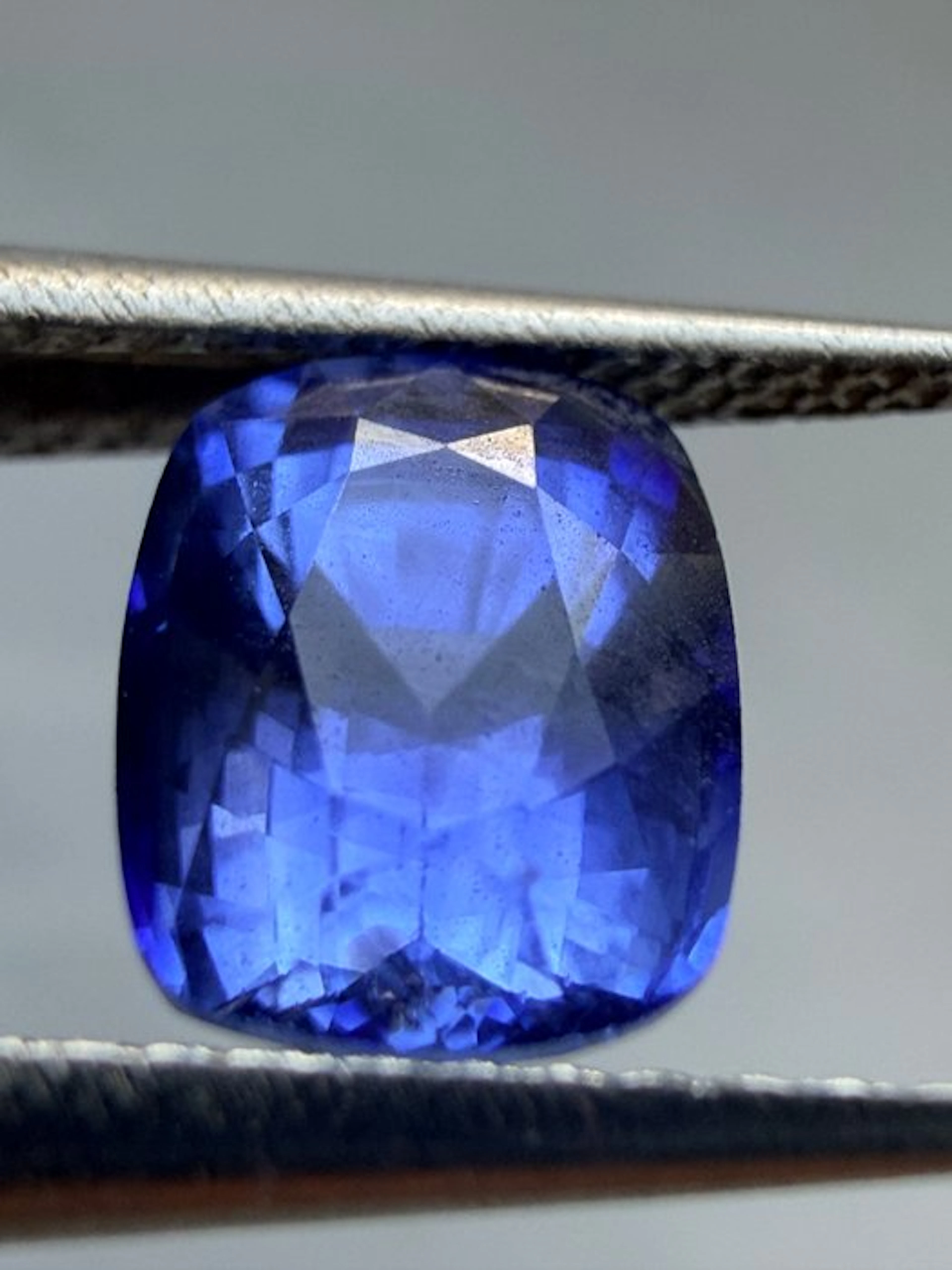 Blue Sapphire - 1.81 ct - Antwerp Laboratory for Gemstone...