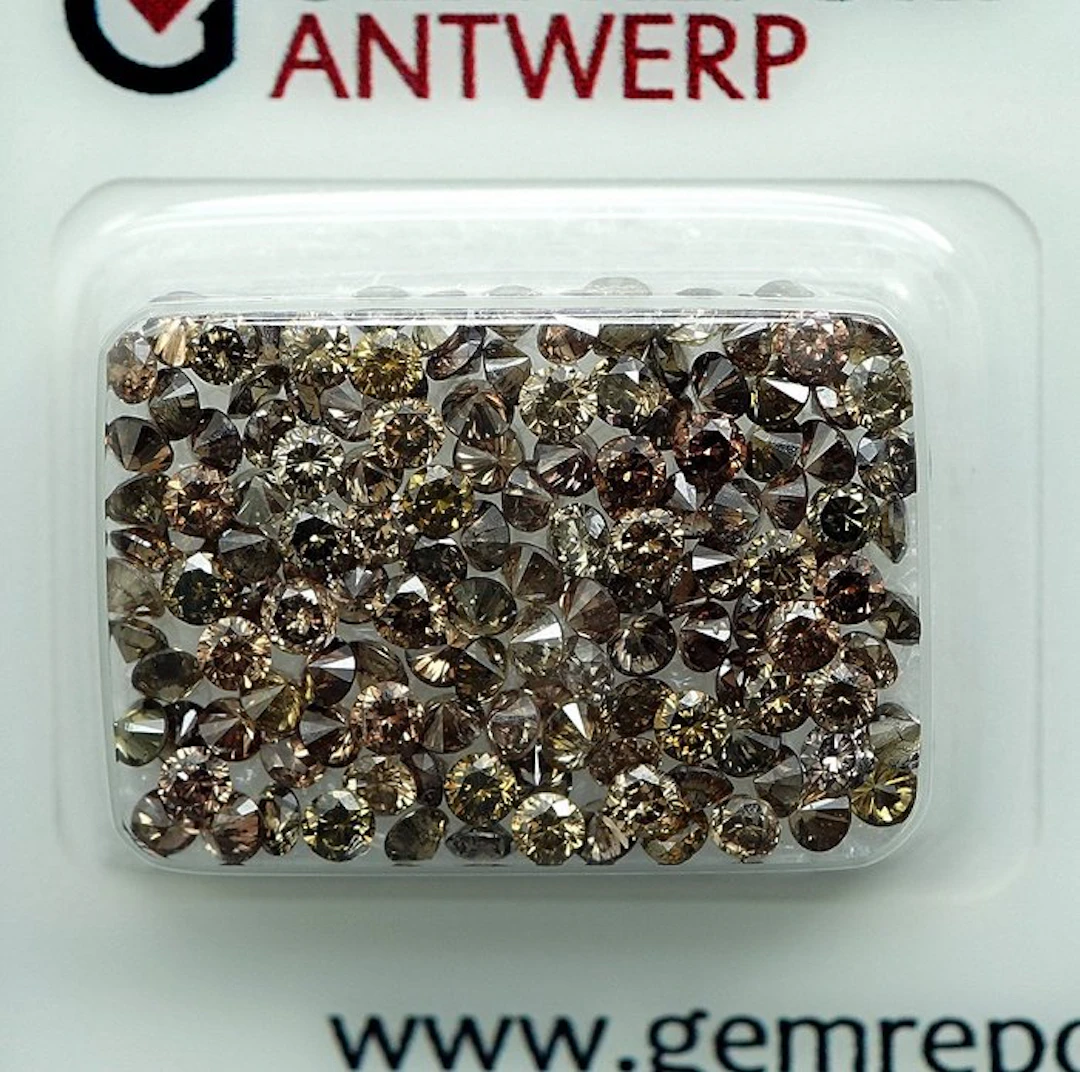 137 pcs Diamond (Natural coloured) - 5.04 ct - Round...