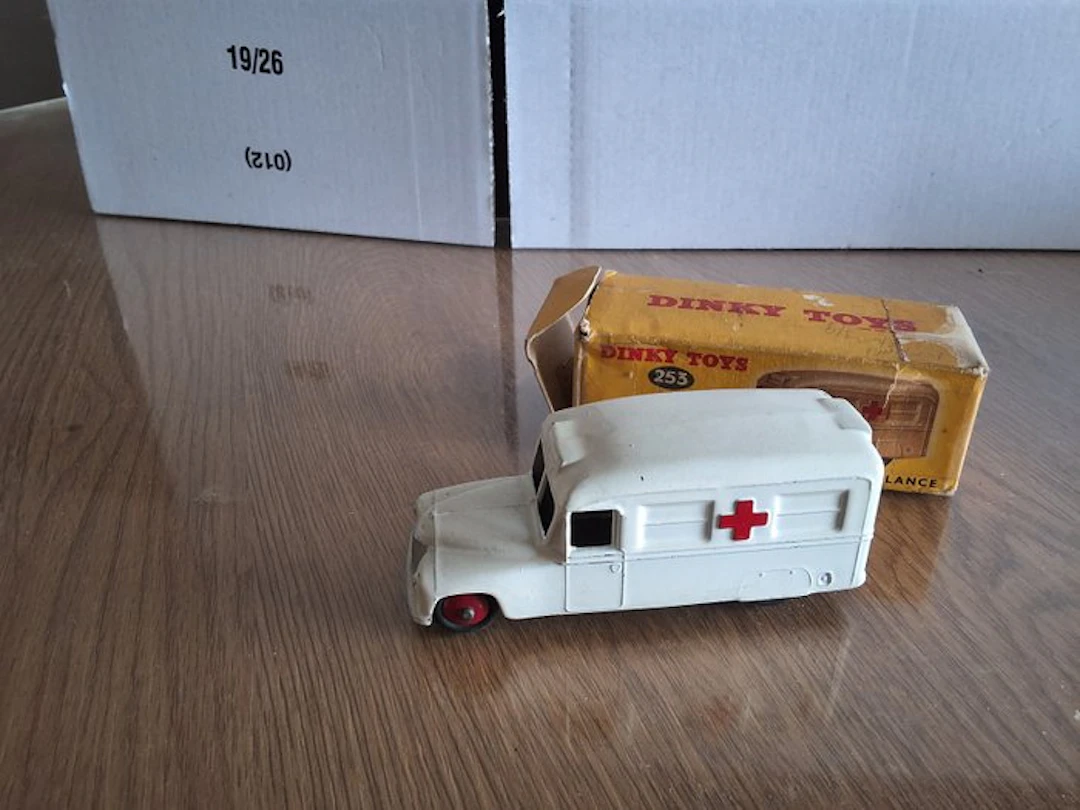 Dinky Toys 1:43 - Model car - Daimler Ambulance 253 - in...