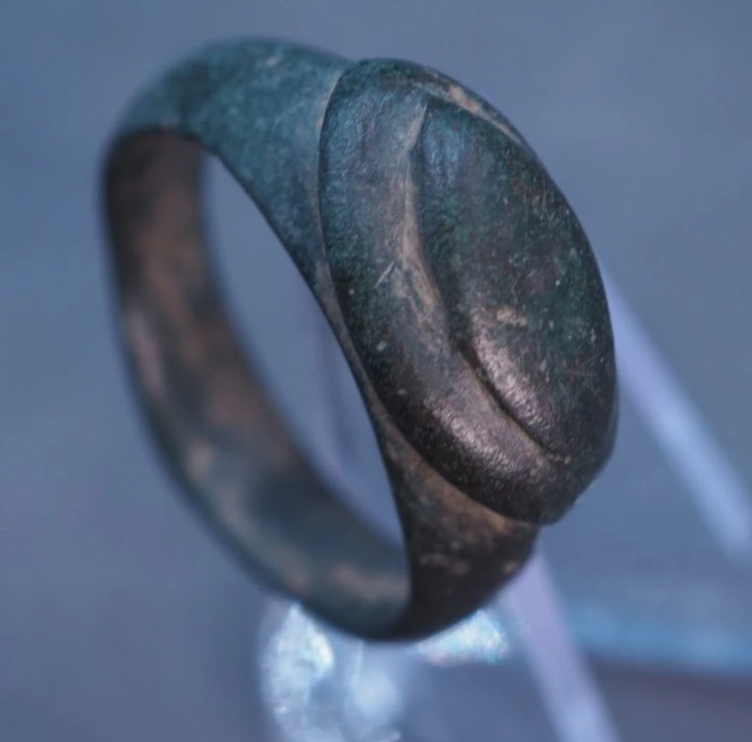 Ancient Roman Bronze Ring with a Stylised Vulva, symbol of Fertility - 24 mm