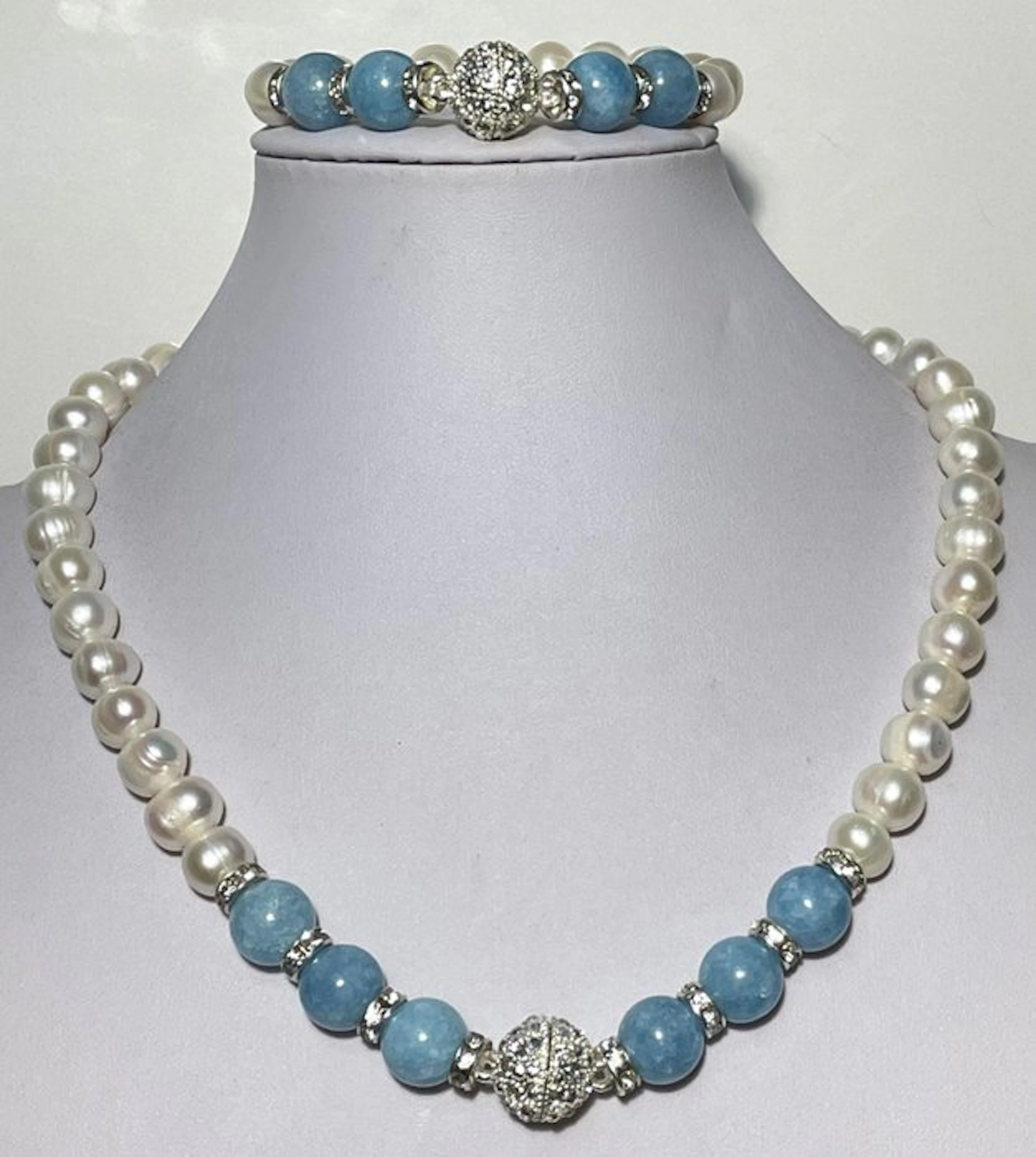 Necklace and bracelet in Natural White Pearl (10-12) and Aquamarine (12)