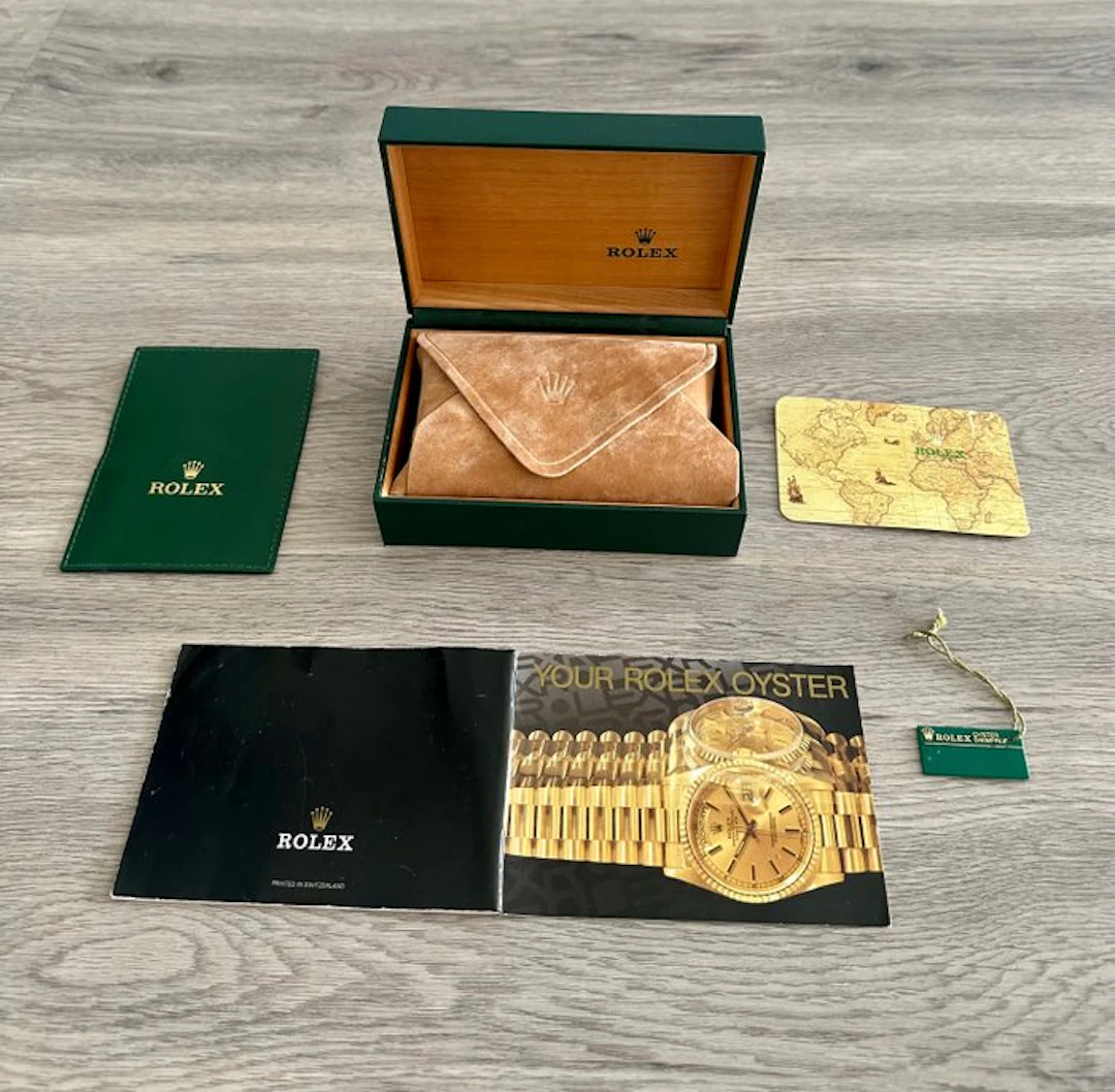 Rolex - Year 1992 - Box + accessoires