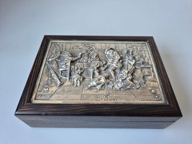 H. Hooijkaas - Chest - Wood, Silverplated, Felt - Small silver-plated plaque