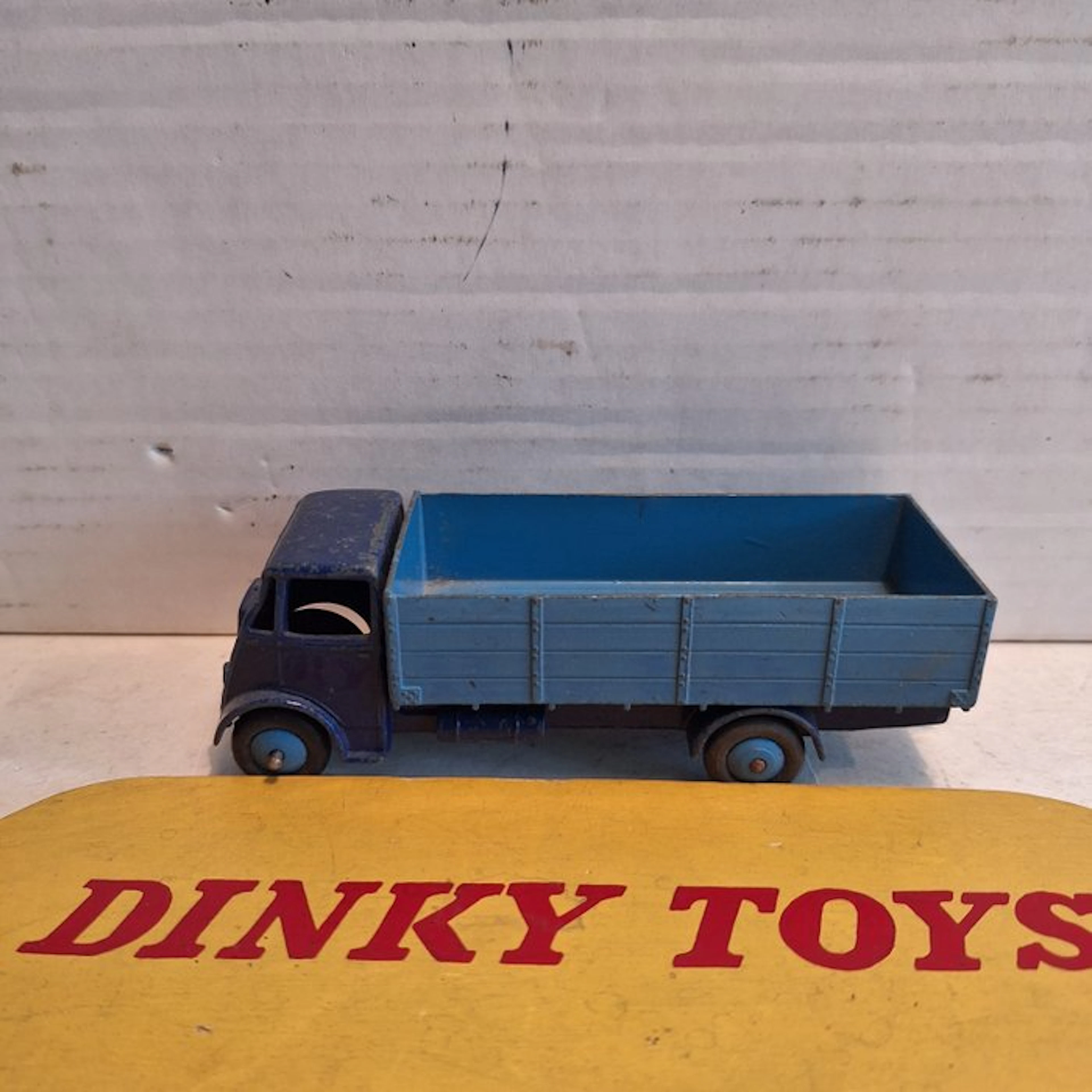 Dinky Toys 1:43 - Model car - Dinky Supertoys - Guy 4 ton Lorry