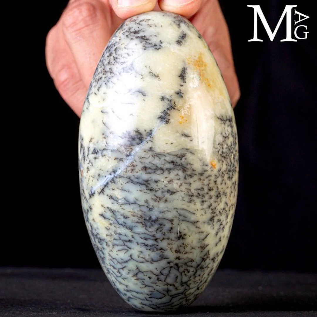 Sacred Lingam in Dendritic Opal Opale dendritico - Height...