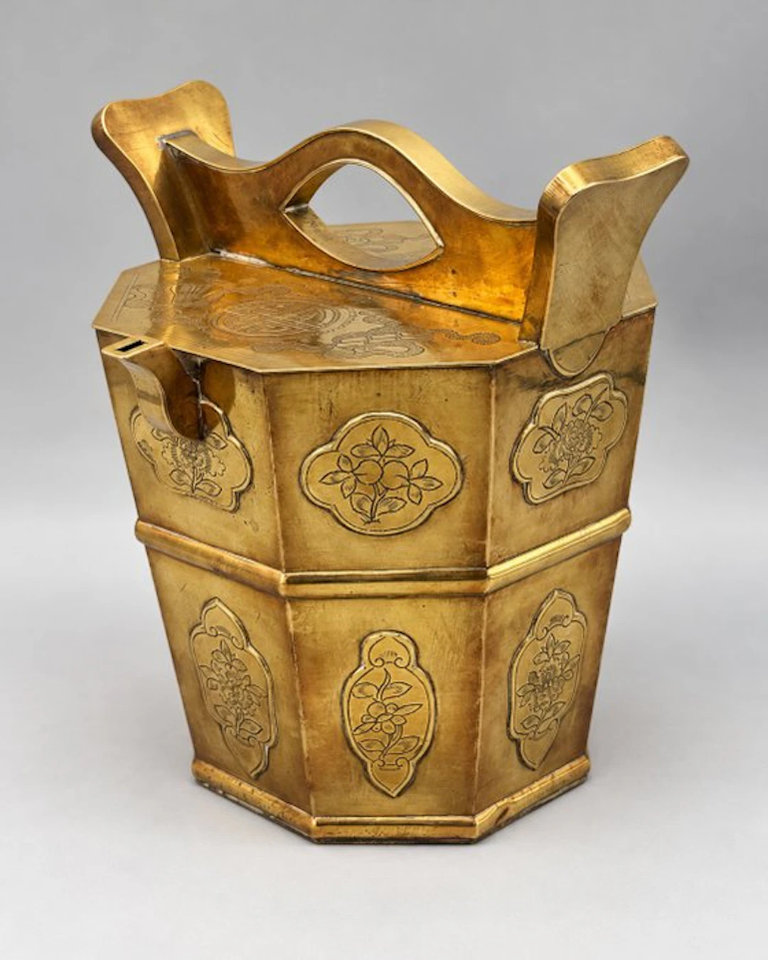 Chinese messing theeketel – achthoekige elegantie met bloemdecor