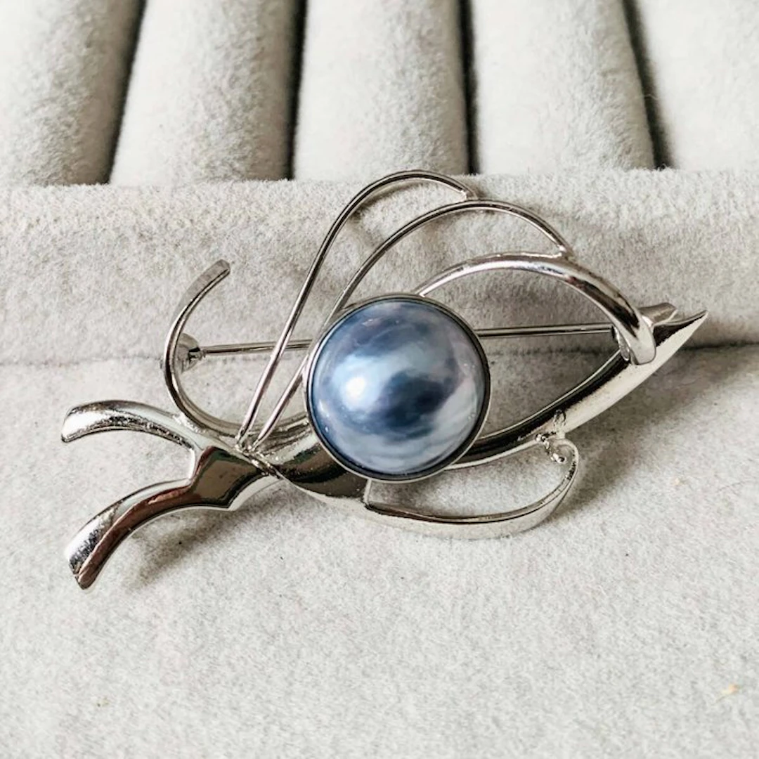 Pearl - Vintage Japanese silver brooch with a blue-green Mabe pearl