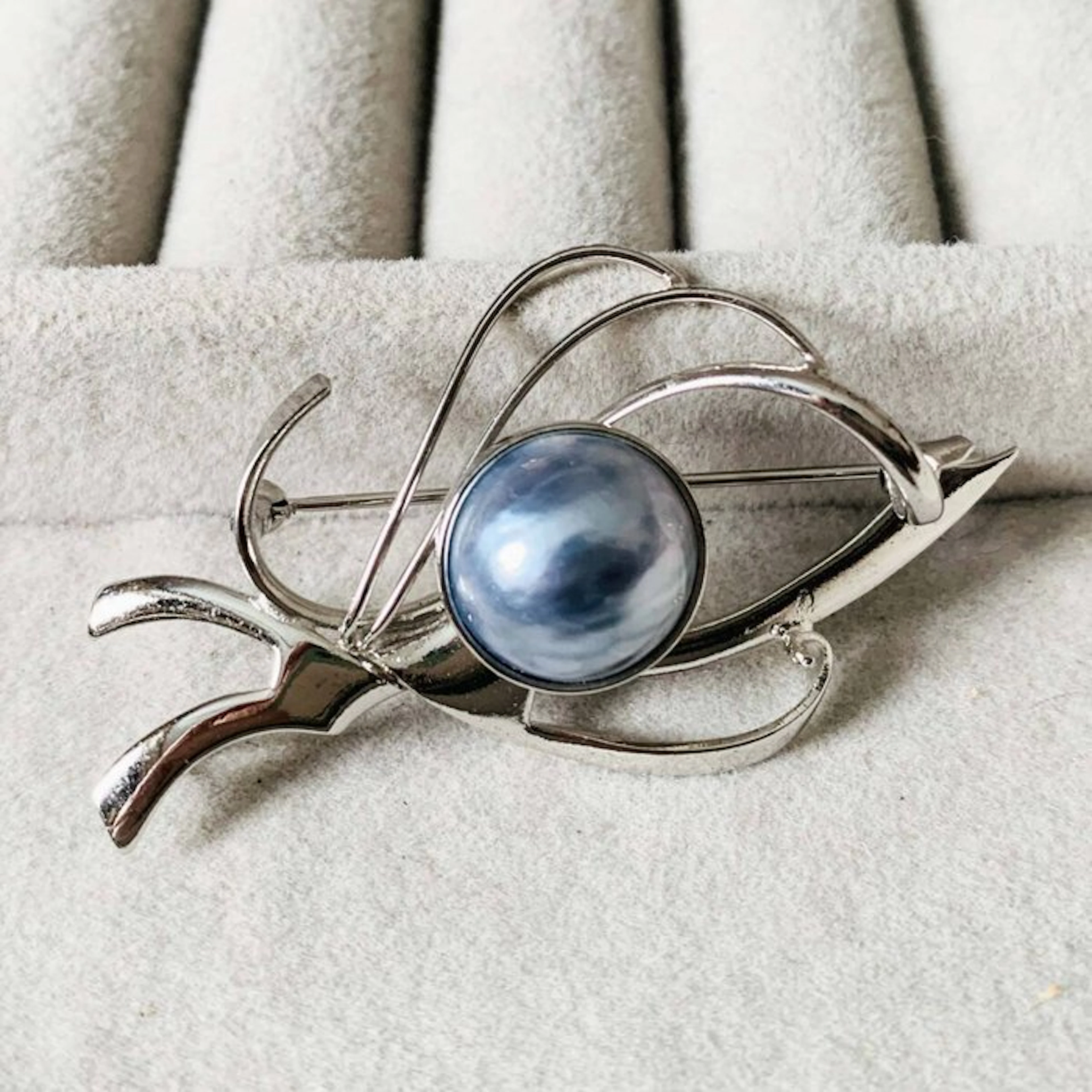 Pearl - Vintage Japanese silver brooch with a blue-green Mabe pearl