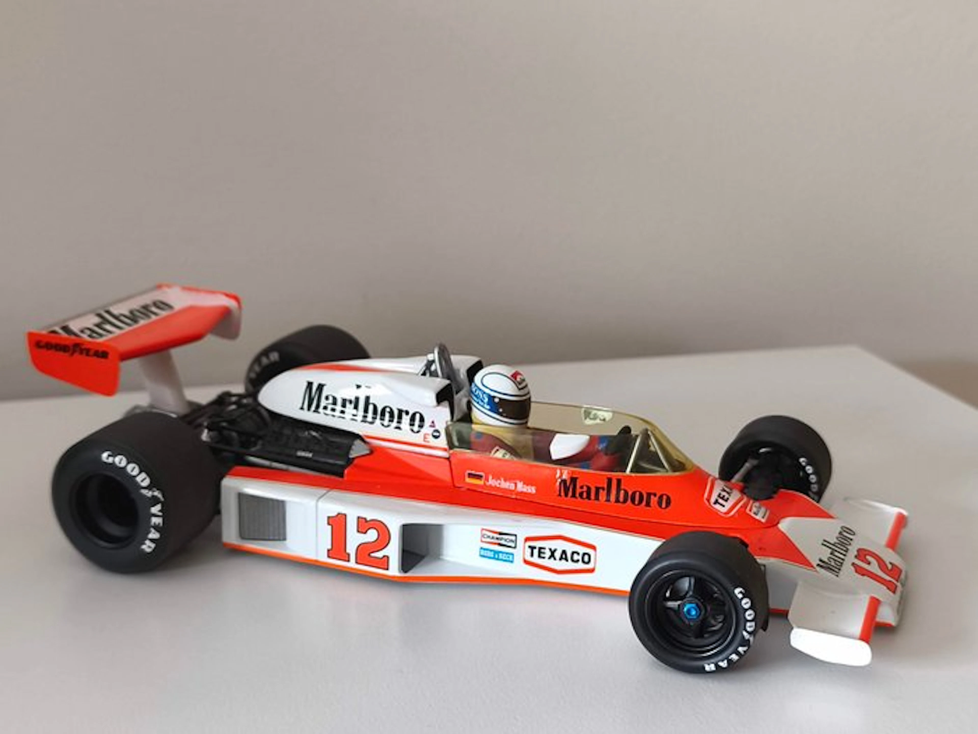 MiniChamps 1:18 - Model car - McLaren M23 Ford