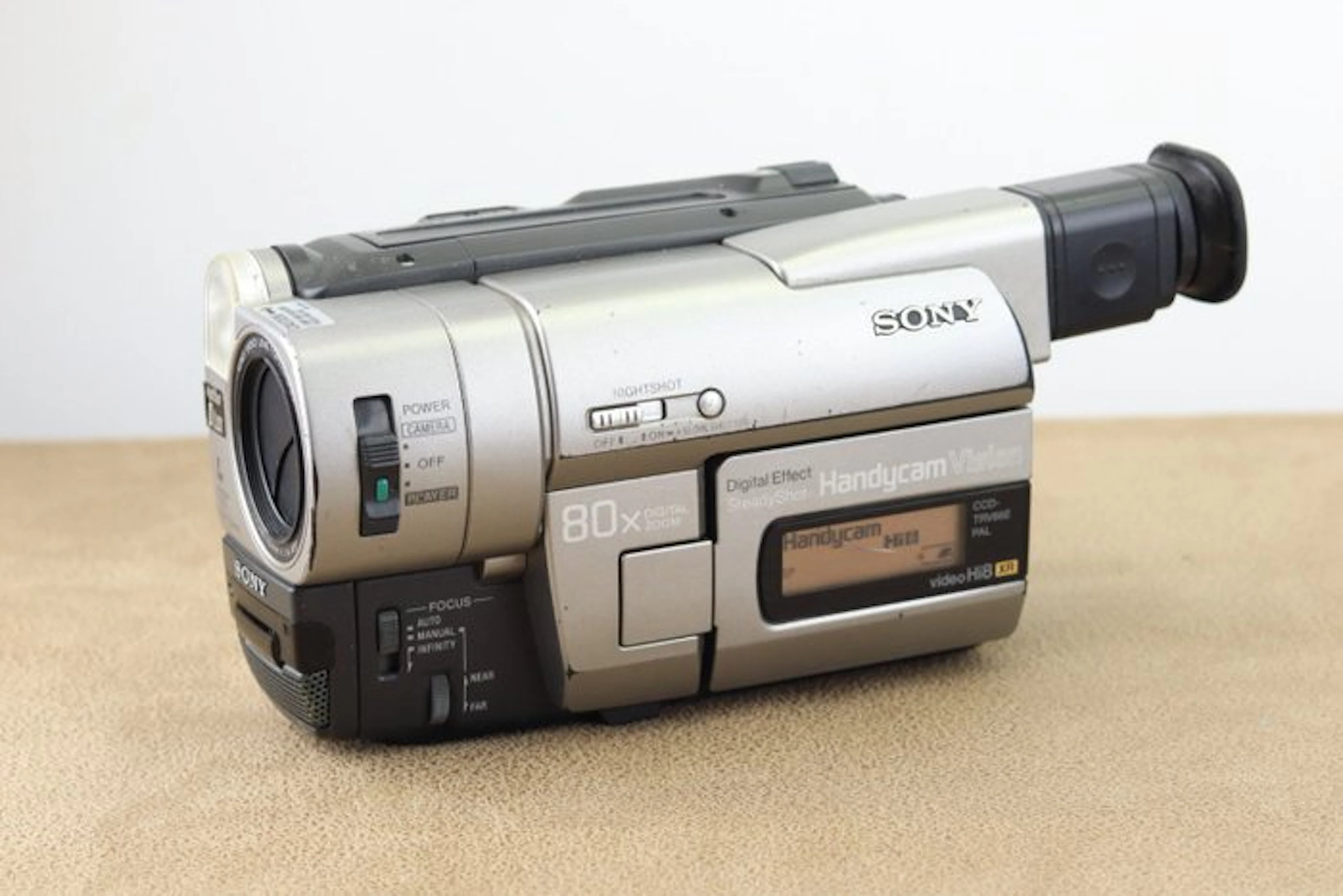Sony Handycam CCD-TRV66, Hi8 with NightShot Video camera