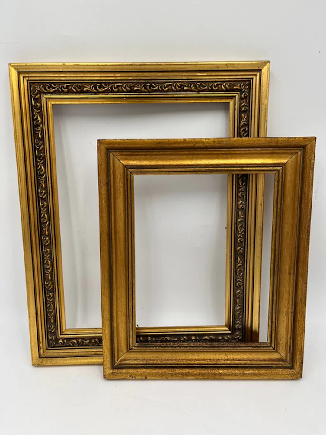 Frame (2) - Wood - A pair of golden frames.