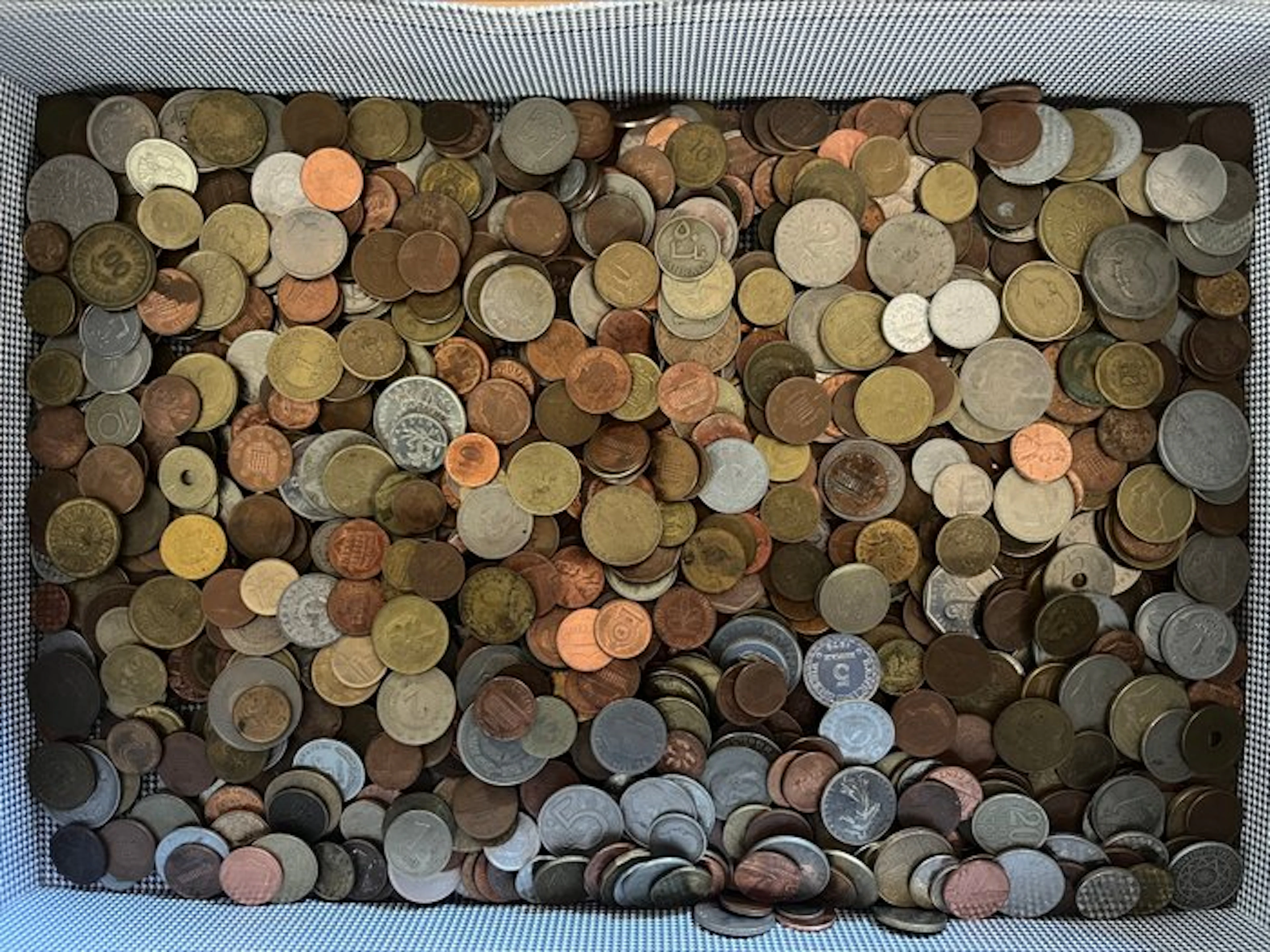 World. Lotto di 8 Kg Monete - 4 Kg Mondo + 2 Kg Regno...