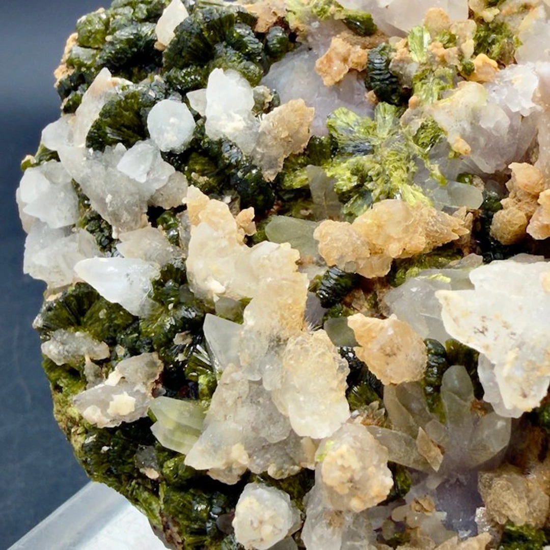 Epidote Rough - Height: 11 cm - Width: 7 cm- 238 g - (1)