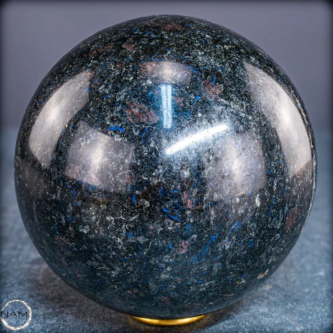Powerful arfvedsonite-garnet sphere – Dark elegance with...