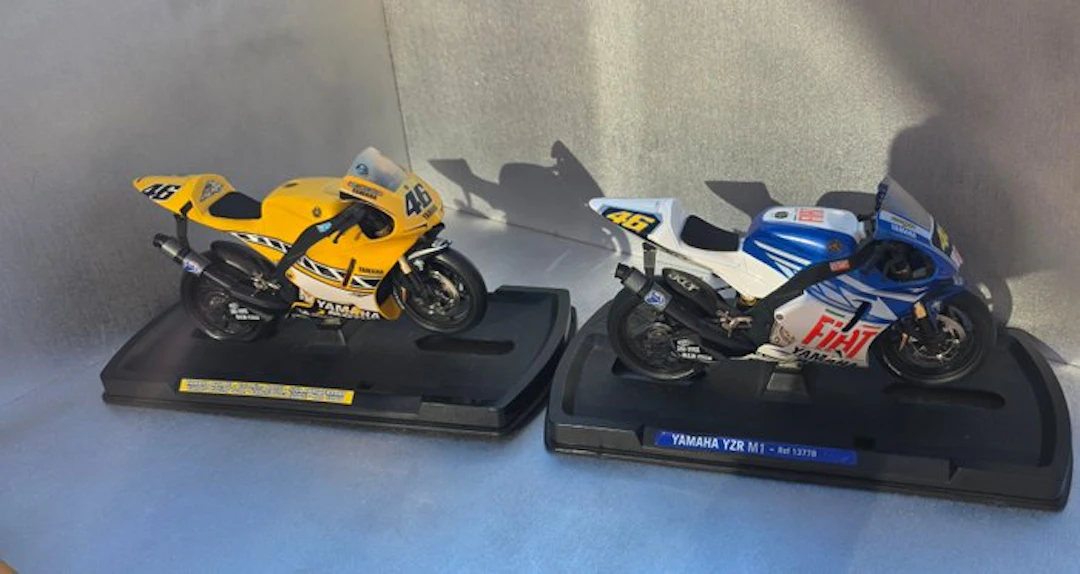 1:10 - Model motorcycle (2) - Yamaha YZR M1 - Valentino...