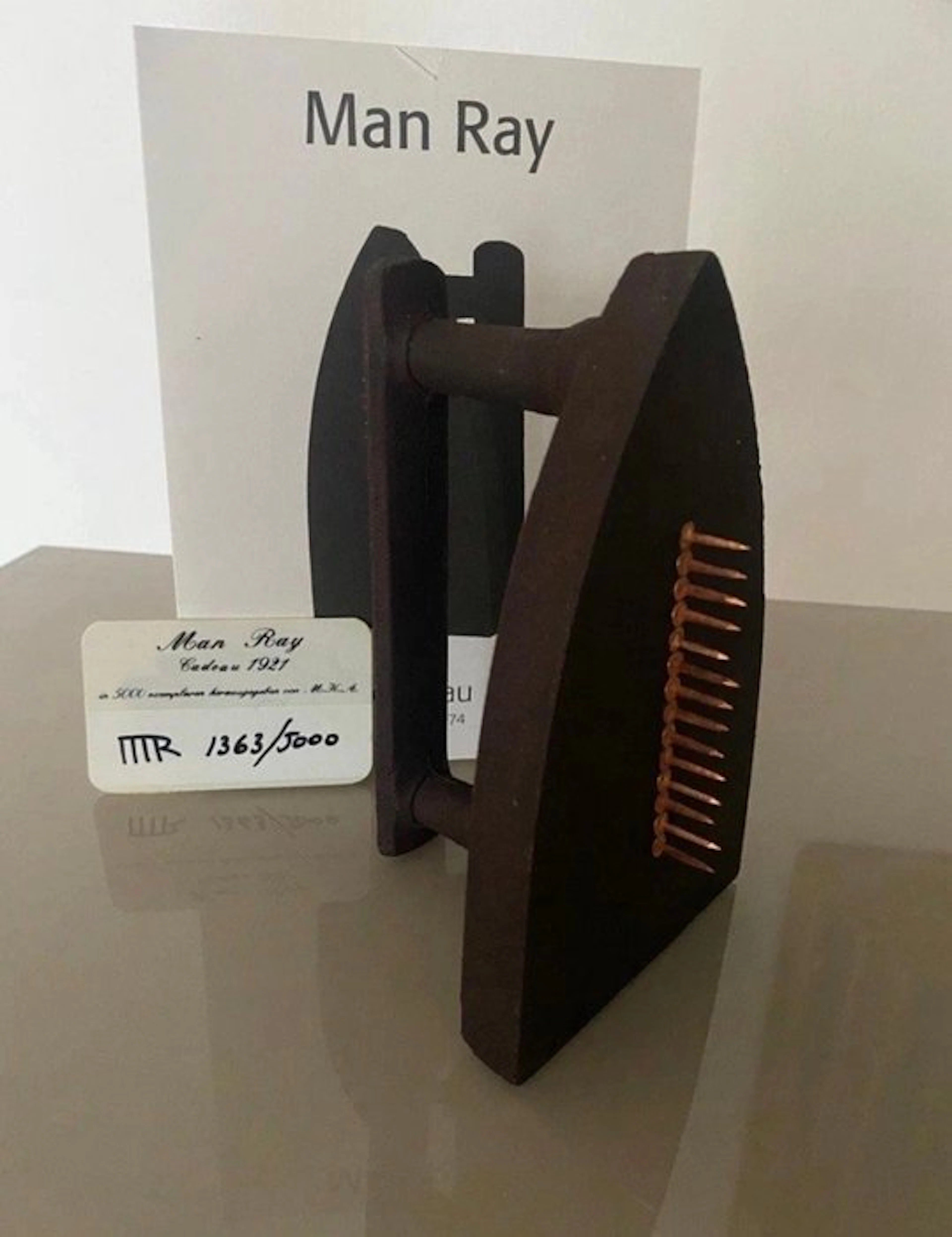 Man Ray (1890-1976) - Sculpture, Cadeau - 15 cm - Iron - 1974