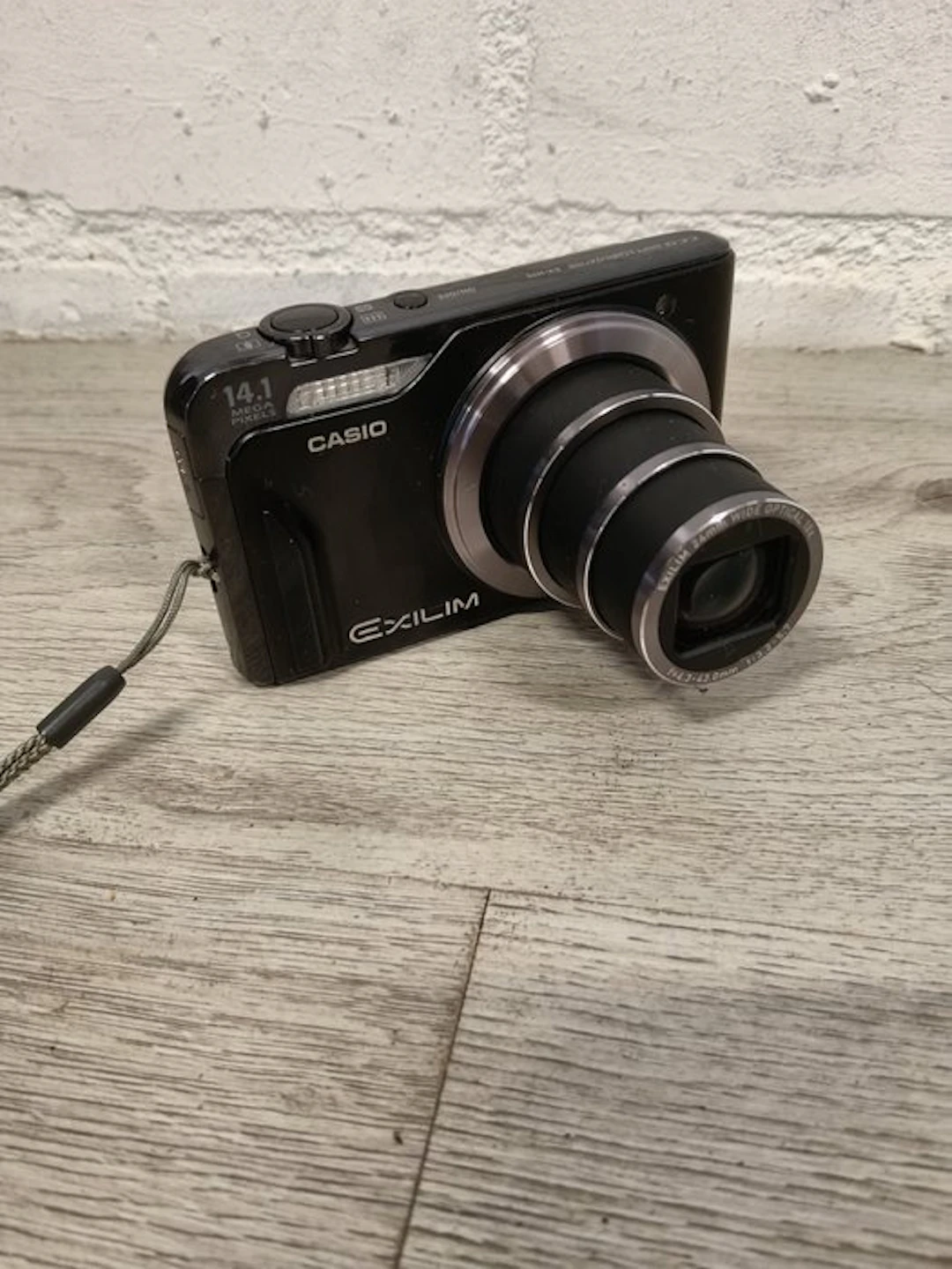 Casio EX-H15 Digital camera