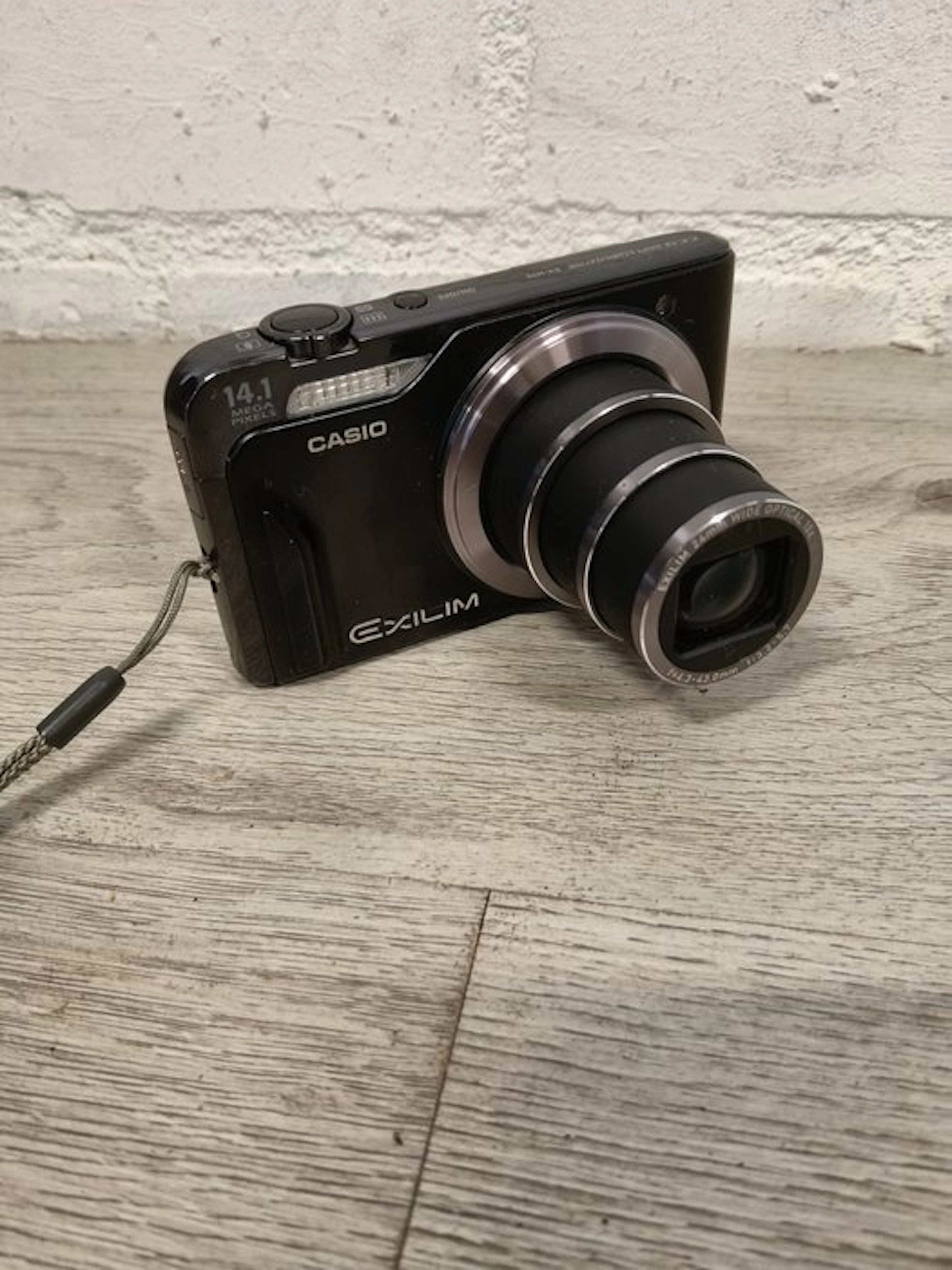 Casio EX-H15 Digital camera