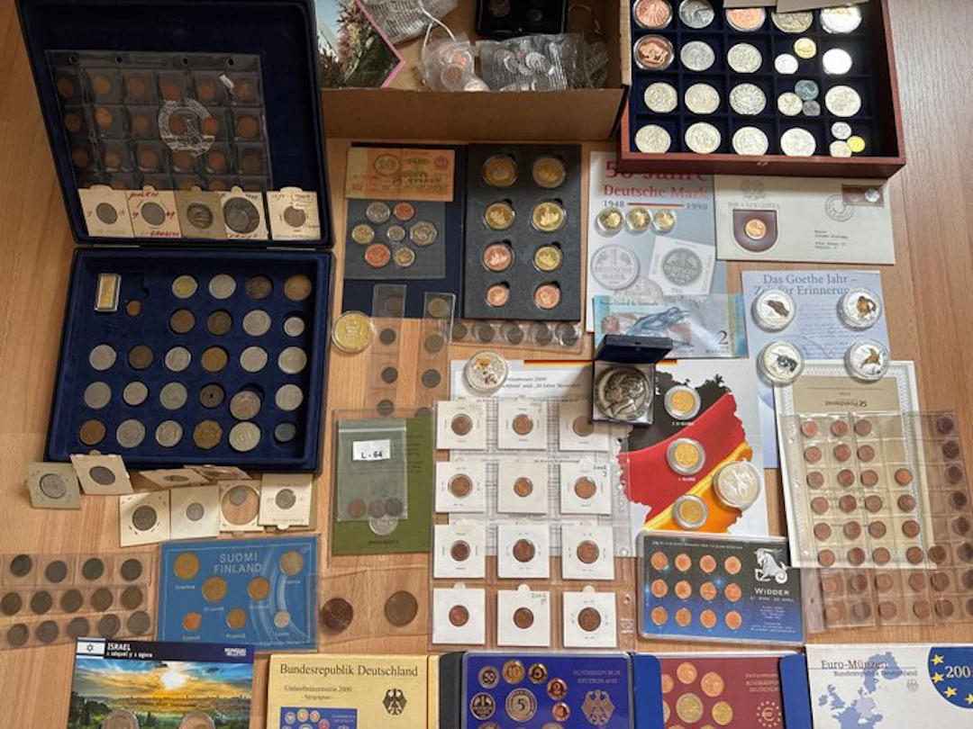 World. Collection de plus de 400 objets (items),médailles,répliques